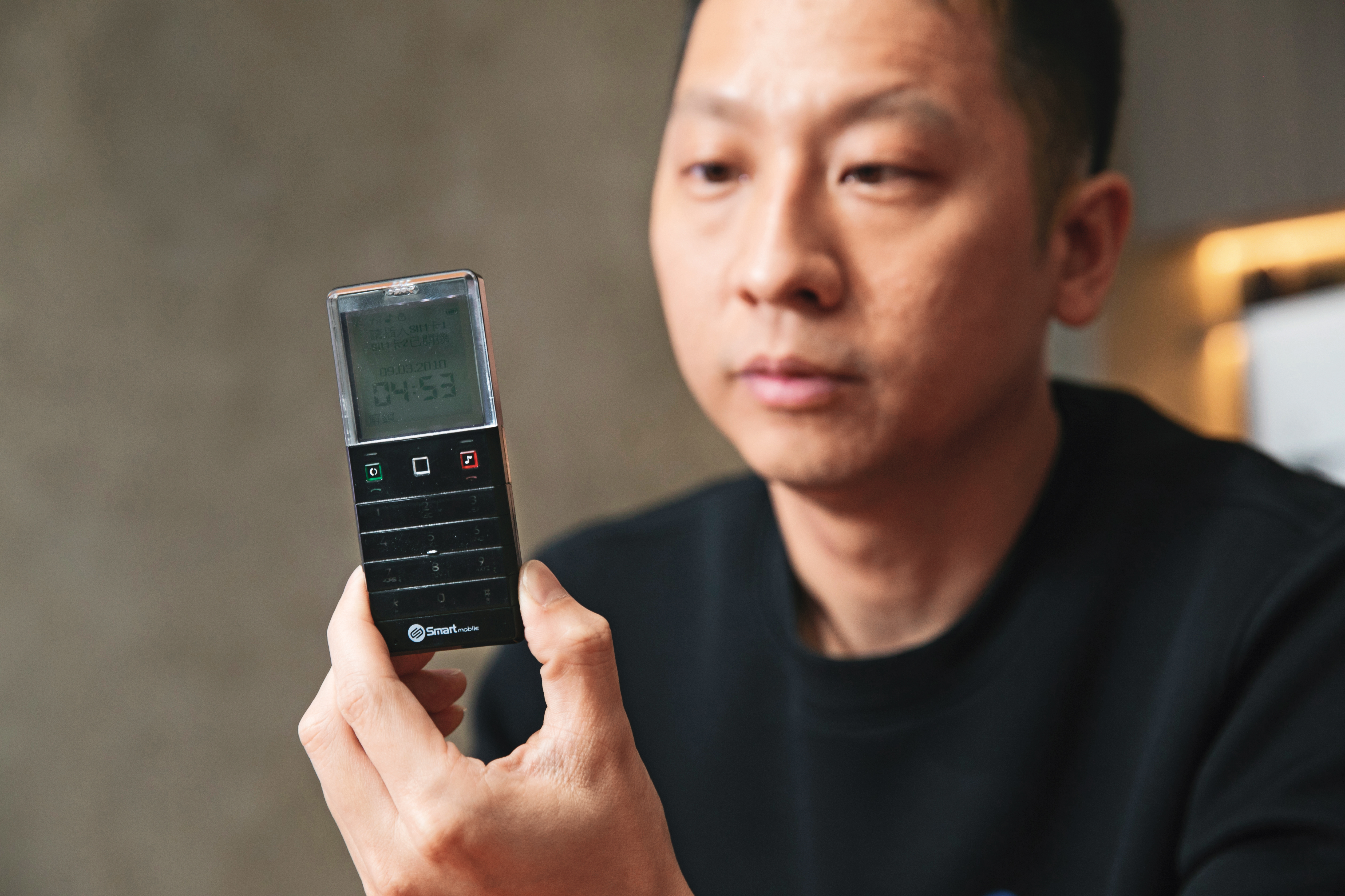 莊涵凱曾去中國批手機貼上創宇品牌販售,手機外型小巧,可惜最後賤價拋售。