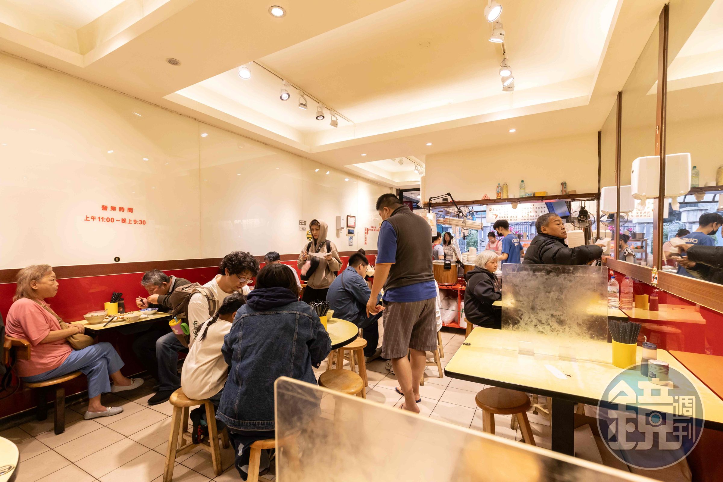 店小二的環境窗明几淨,比傳統小吃店明亮許多。