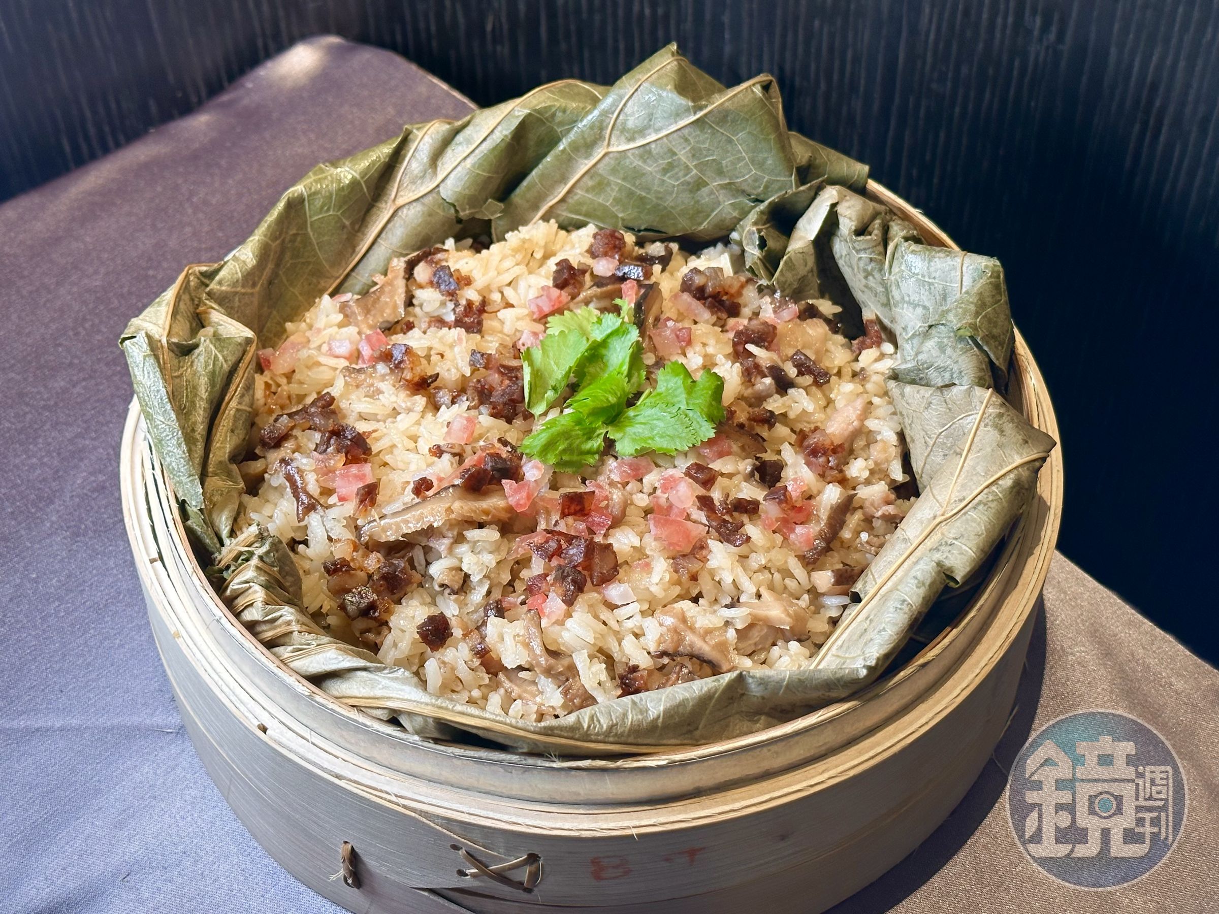 「西港麻油臘腸土雞飯」荷葉香撲鼻，米粒濕軟有麻油味，還摻著鹹香臘腸丁。（580元／份）