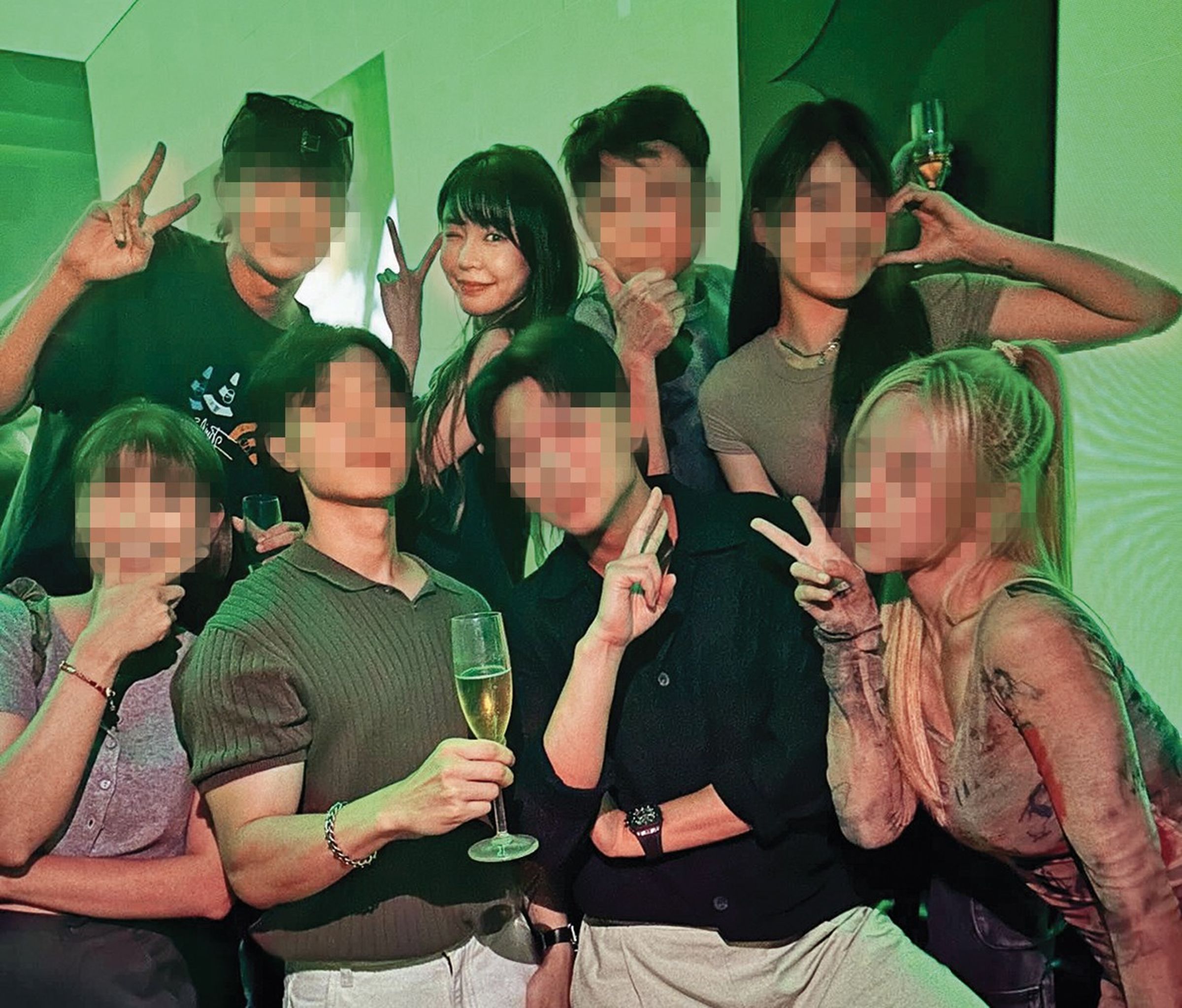 陳怡叡(後排左2)與眾人歡聚的合照,Steven(前排右2)就曾出現。(翻攝自steven chen Threads)