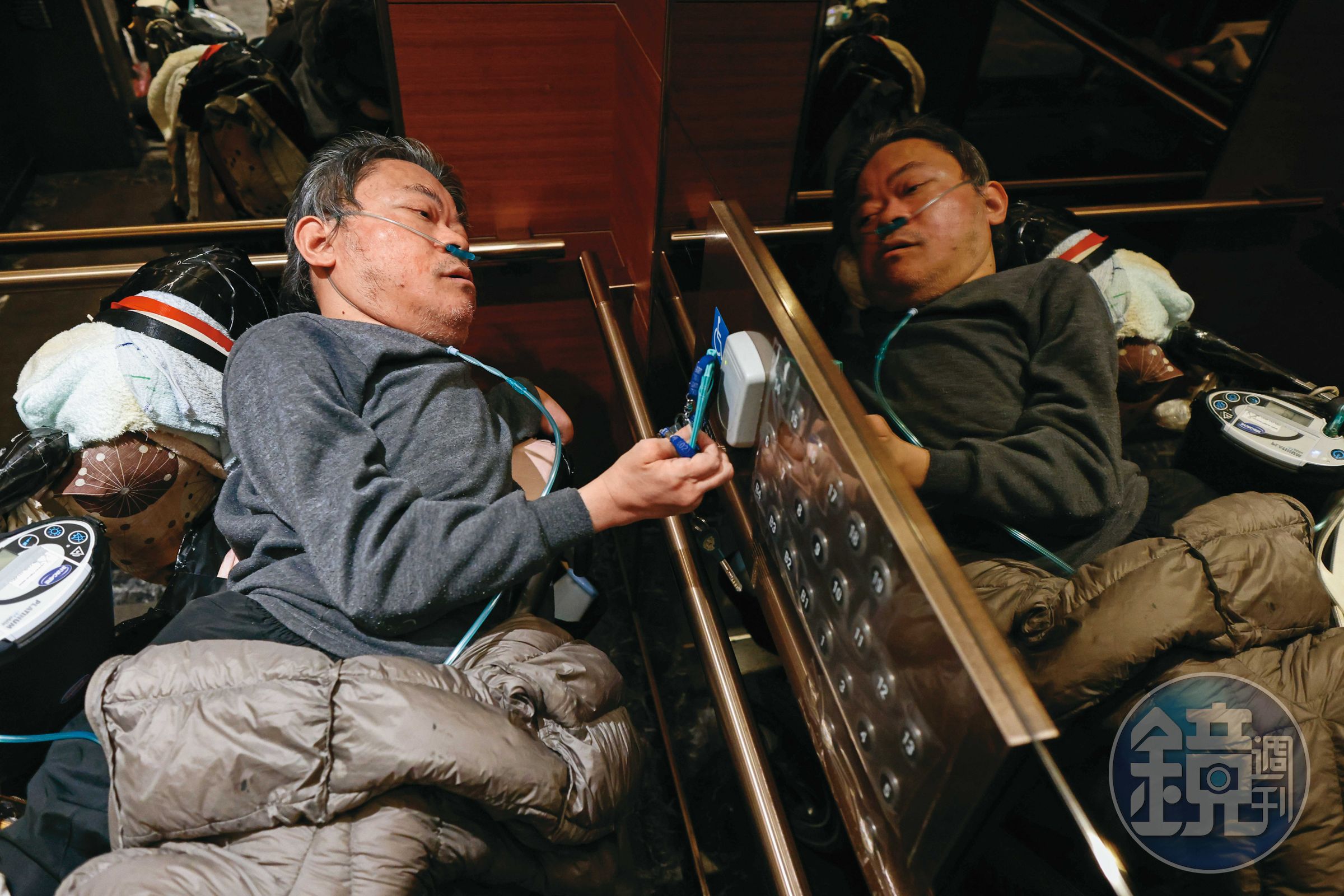劉哲彰因無法觸及身障電梯的感應裝置,多次受困在電梯內,他打官司勝訴後,管委會加裝了符合他需求的感應裝置。