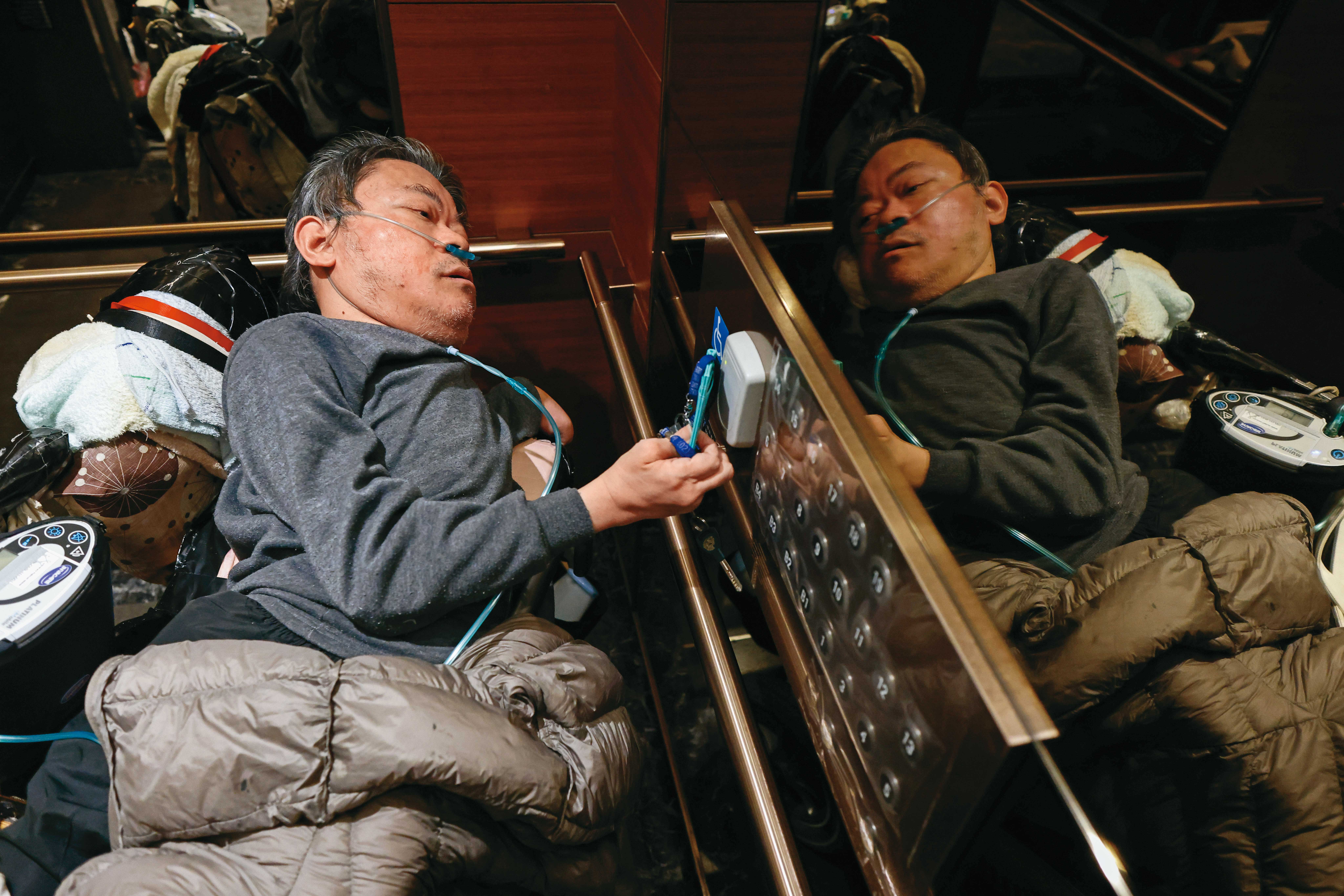 劉哲彰因無法觸及身障電梯的感應裝置，多次受困在電梯內，他打官司勝訴後，管委會加裝了符合他需求的感應裝置。