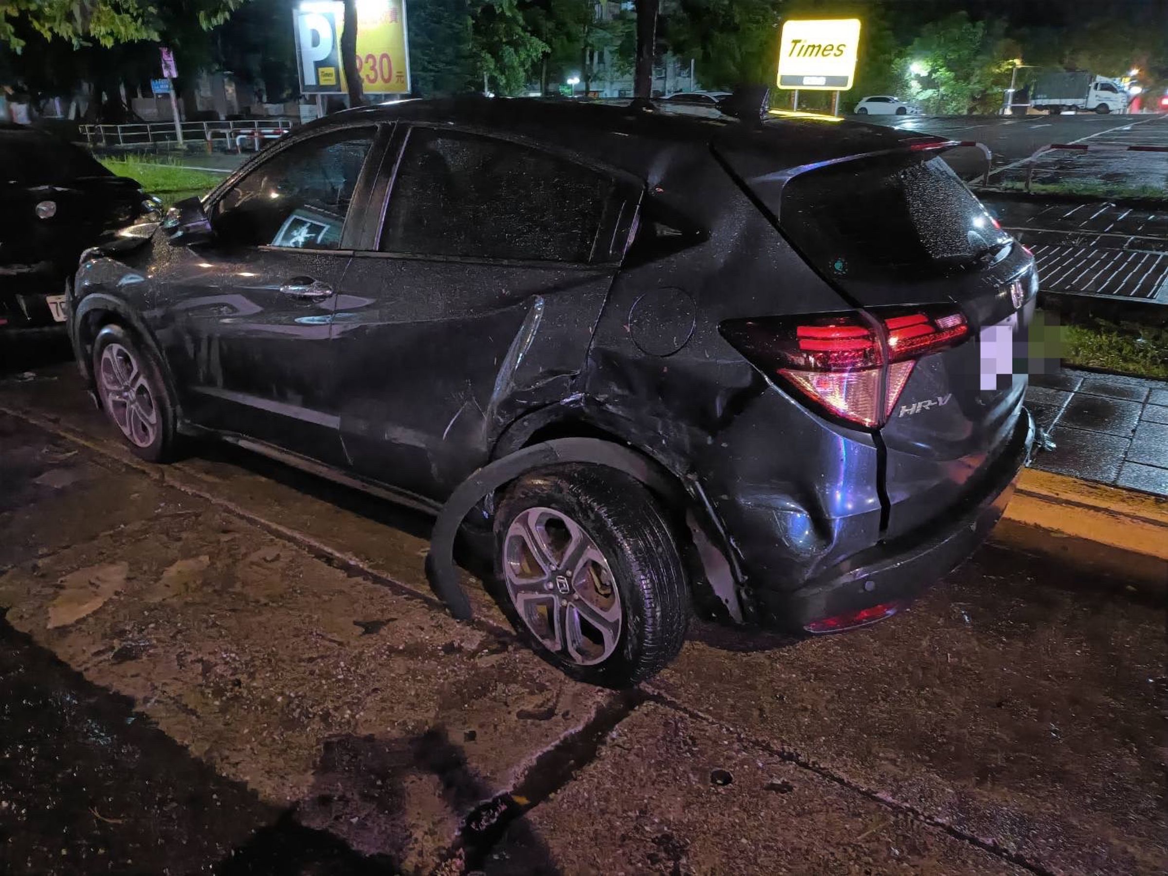被推撞的轎車車尾被撞到半毀。（翻攝畫面）