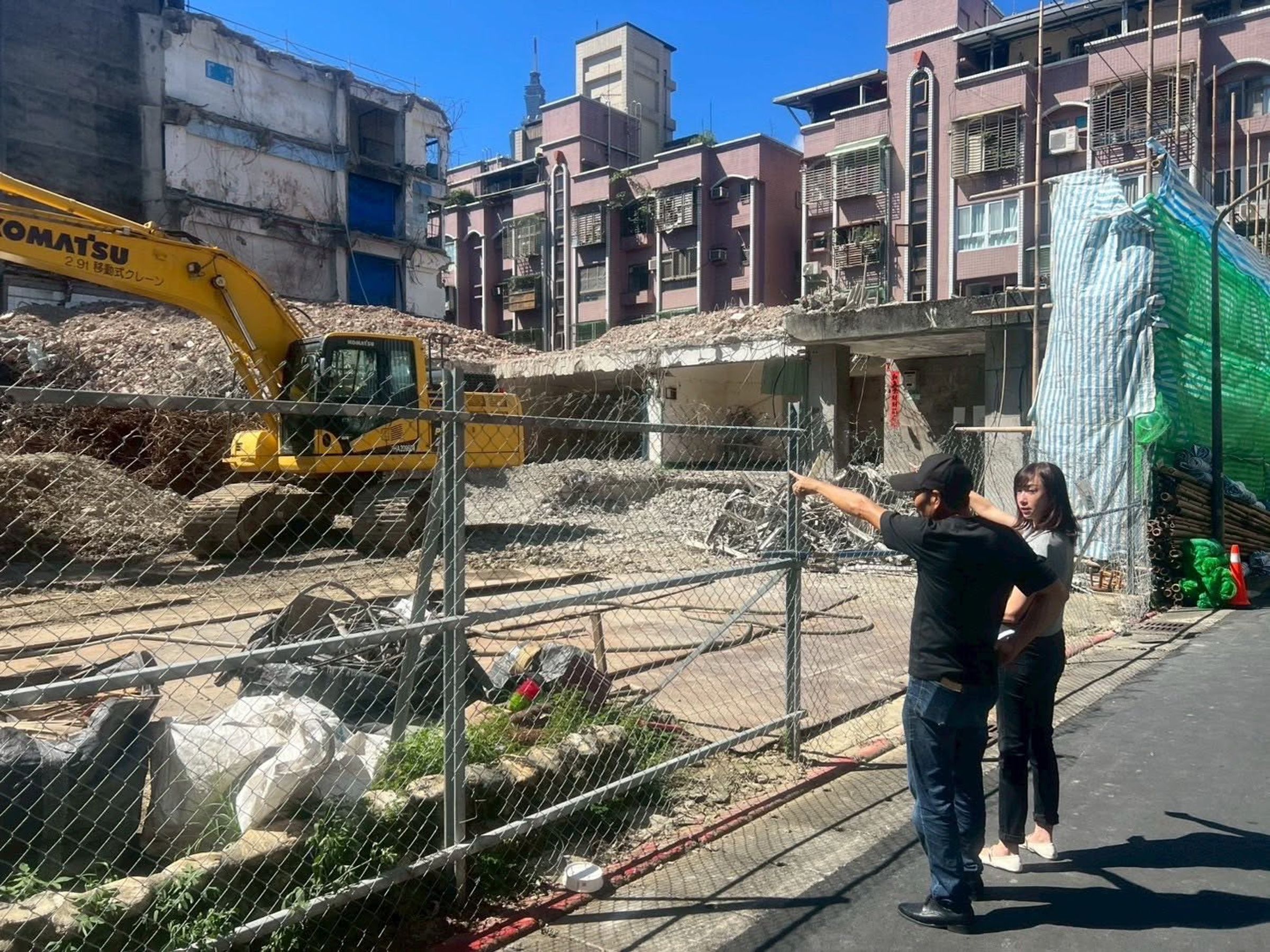 台北市議員許淑華持續關注信義區老舊社區更新議題，並於吳興街二期整宅拆除期間到場了解施工情形與居民需求。（圖／翻攝自許淑華臉書）