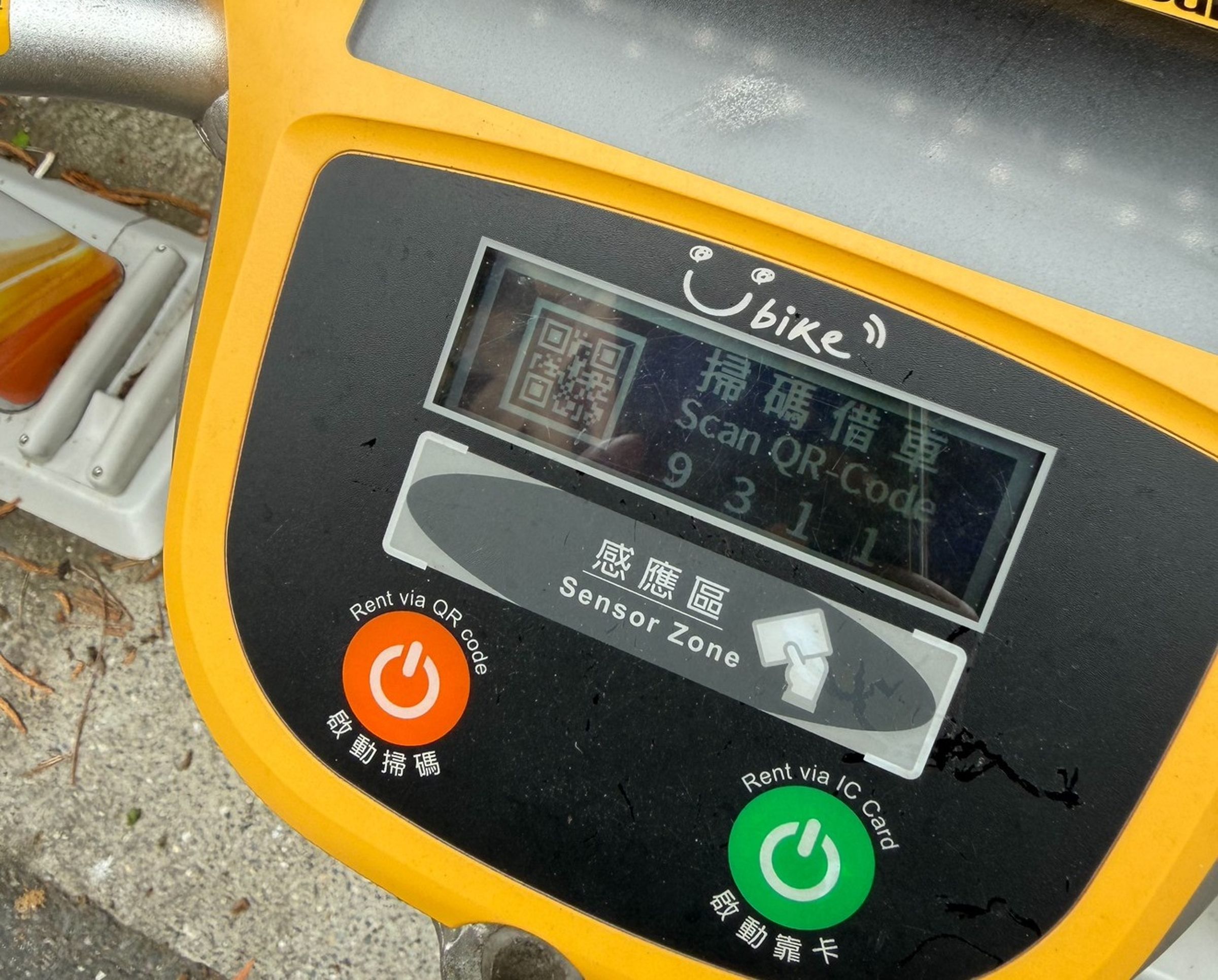 YouBike官方表示,綁定支付工具的租借,可以掃碼QR碼,也可以將手把車機上4位驗證碼輸入APP租借。(民眾提供)