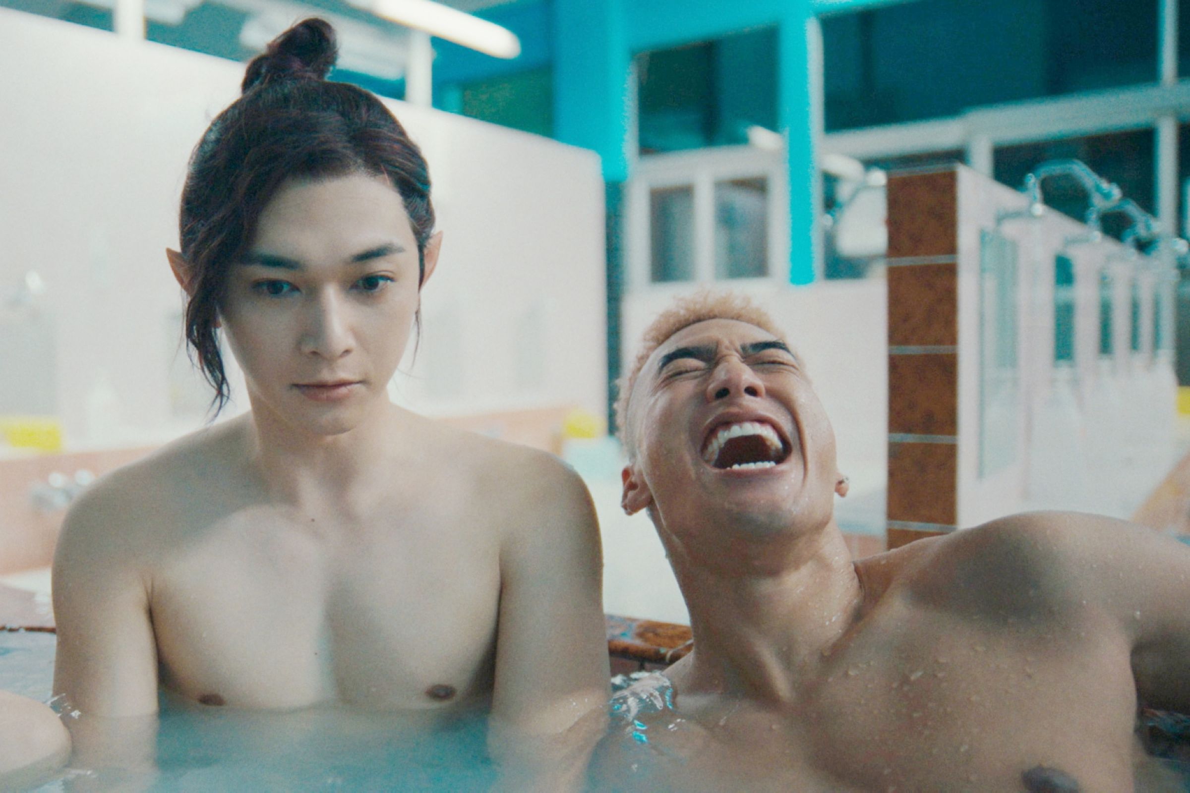 吉澤亮（左）與一身肌肉的關口Mandy（右）同台演出。（采昌提供）
