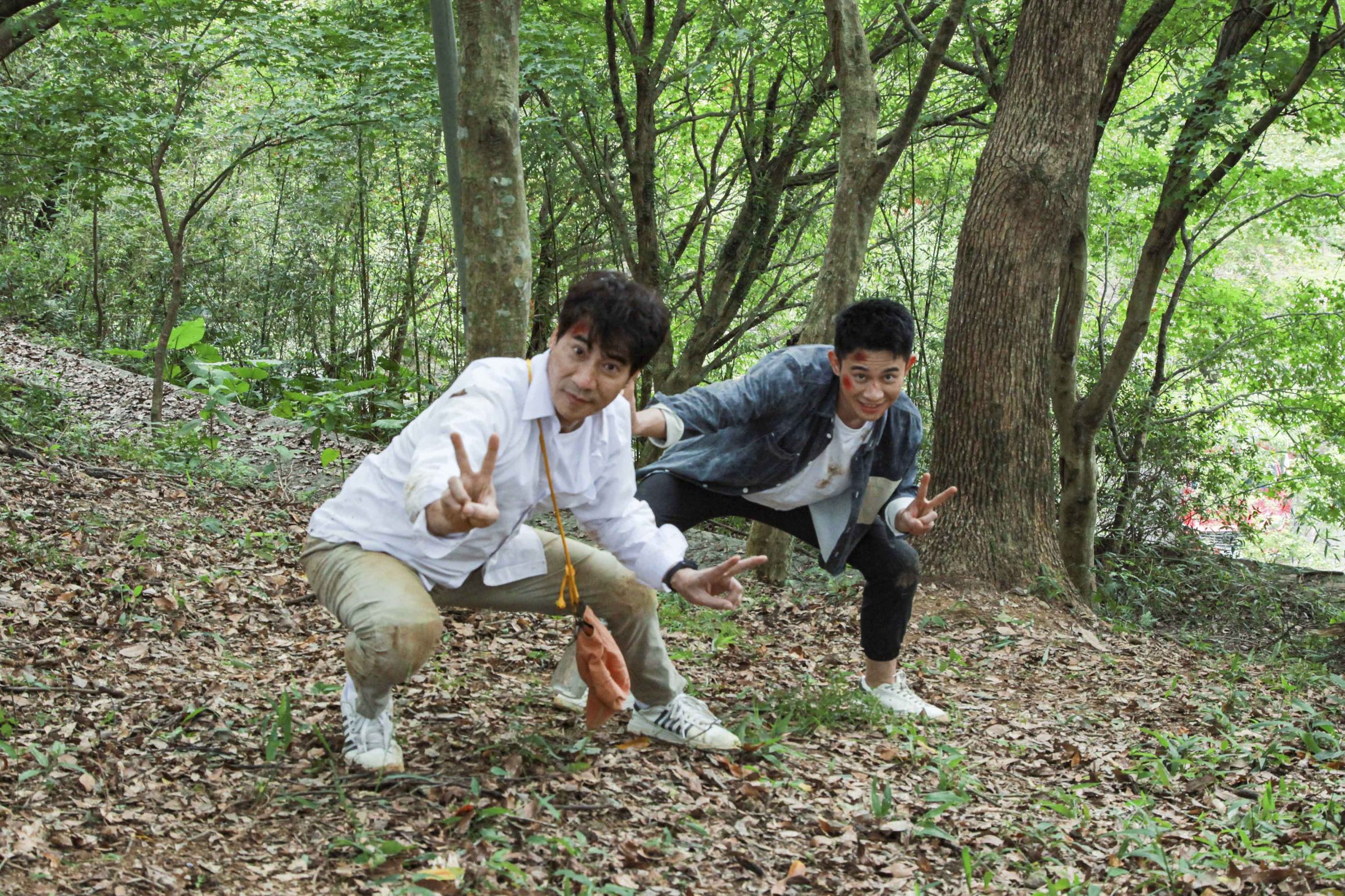翁家明、曾子益敬業完成滾山坡，2人最後開心合影。（民視提供）