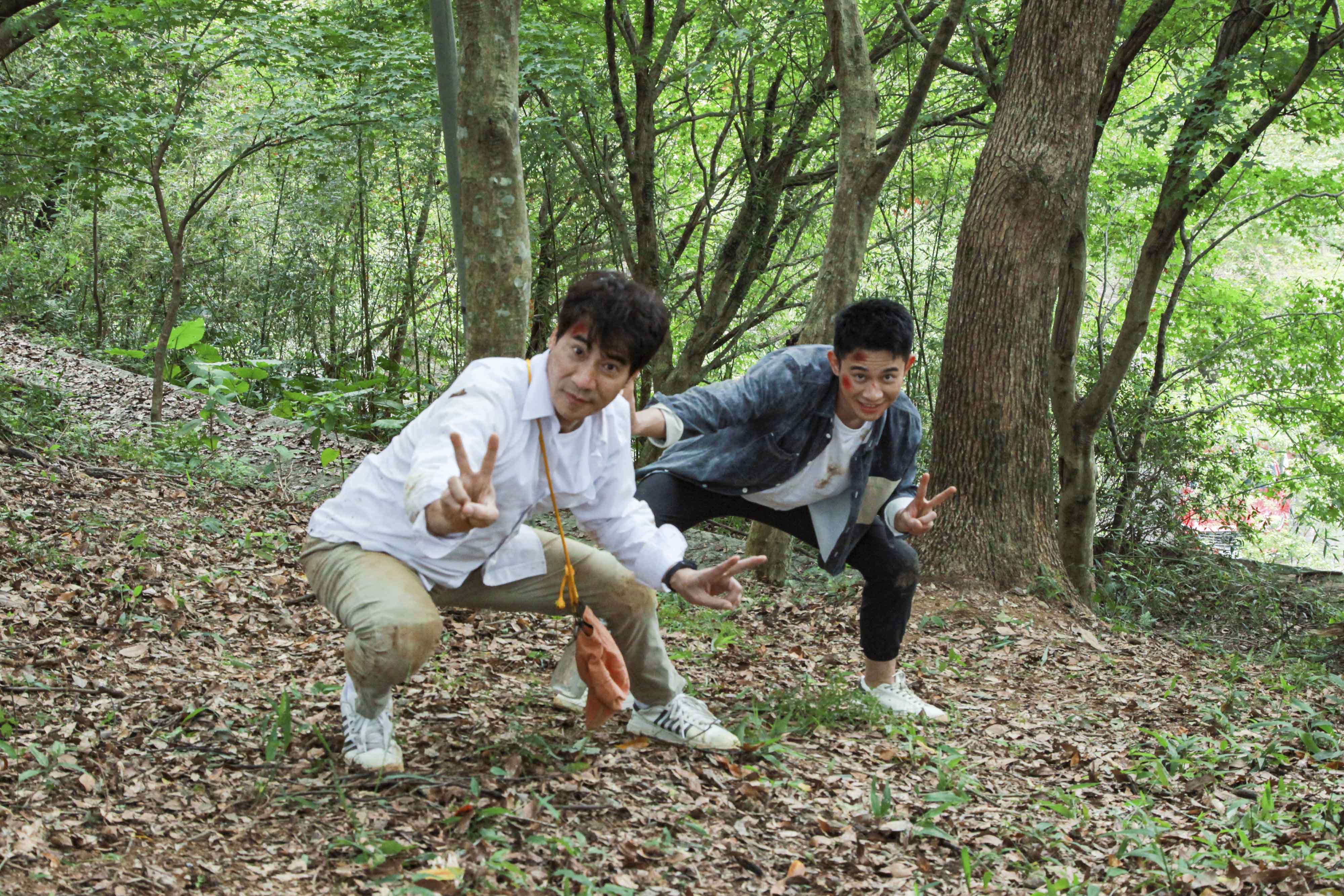 翁家明、曾子益敬業完成滾山坡,2人最後開心合影。(民視提供)