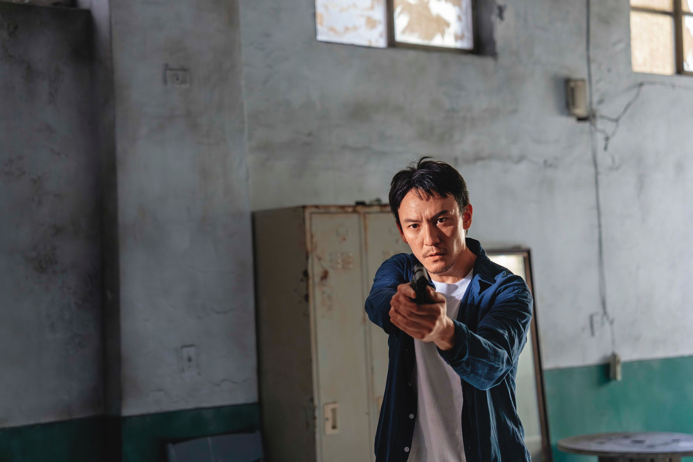 張震飾演的警方小隊長努力想解開謎團，卻也困陷在歷史的泥沼之中。（本地風光提供）