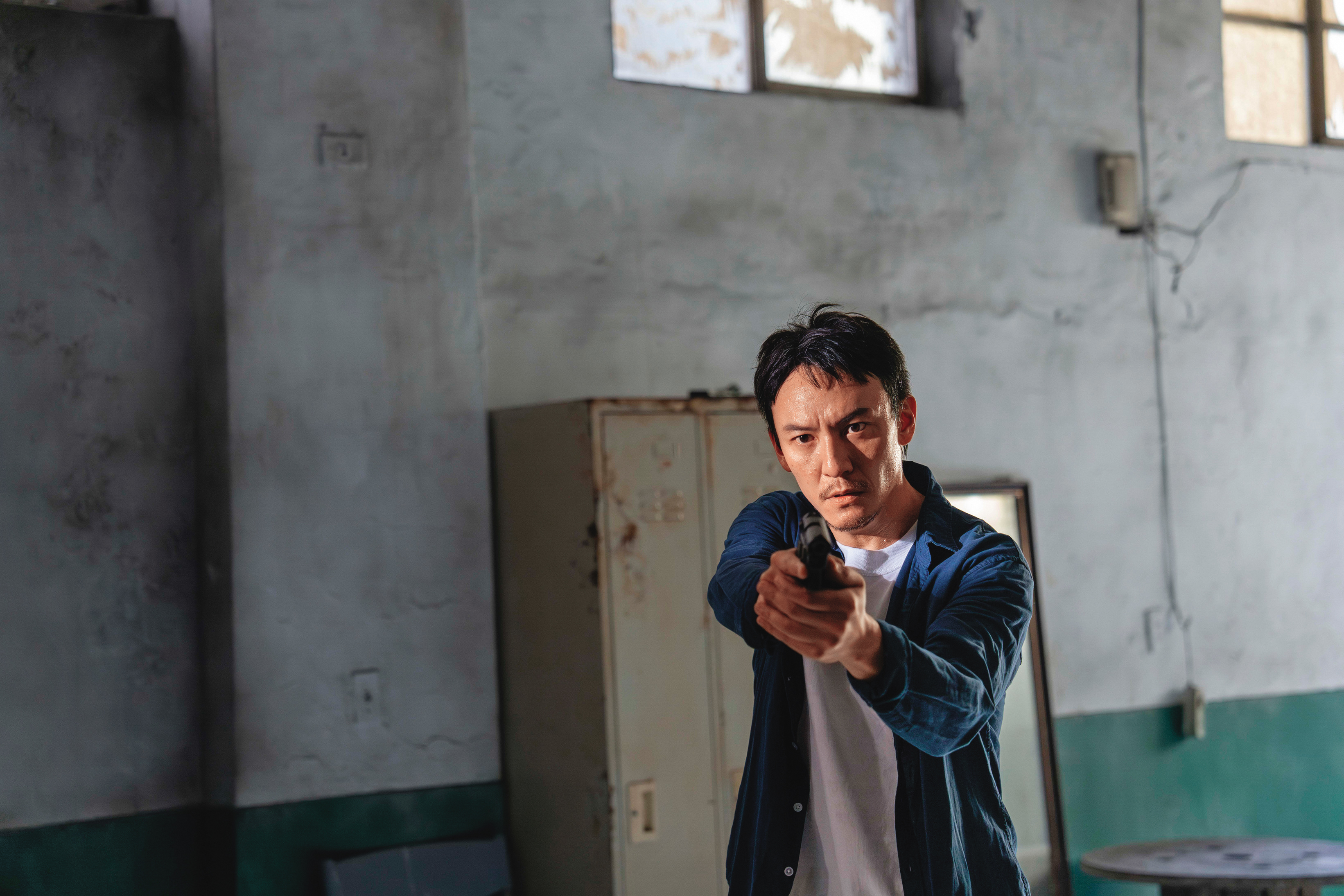 張震飾演的警方小隊長努力想解開謎團，卻也困陷在歷史的泥沼之中。（本地風光提供）