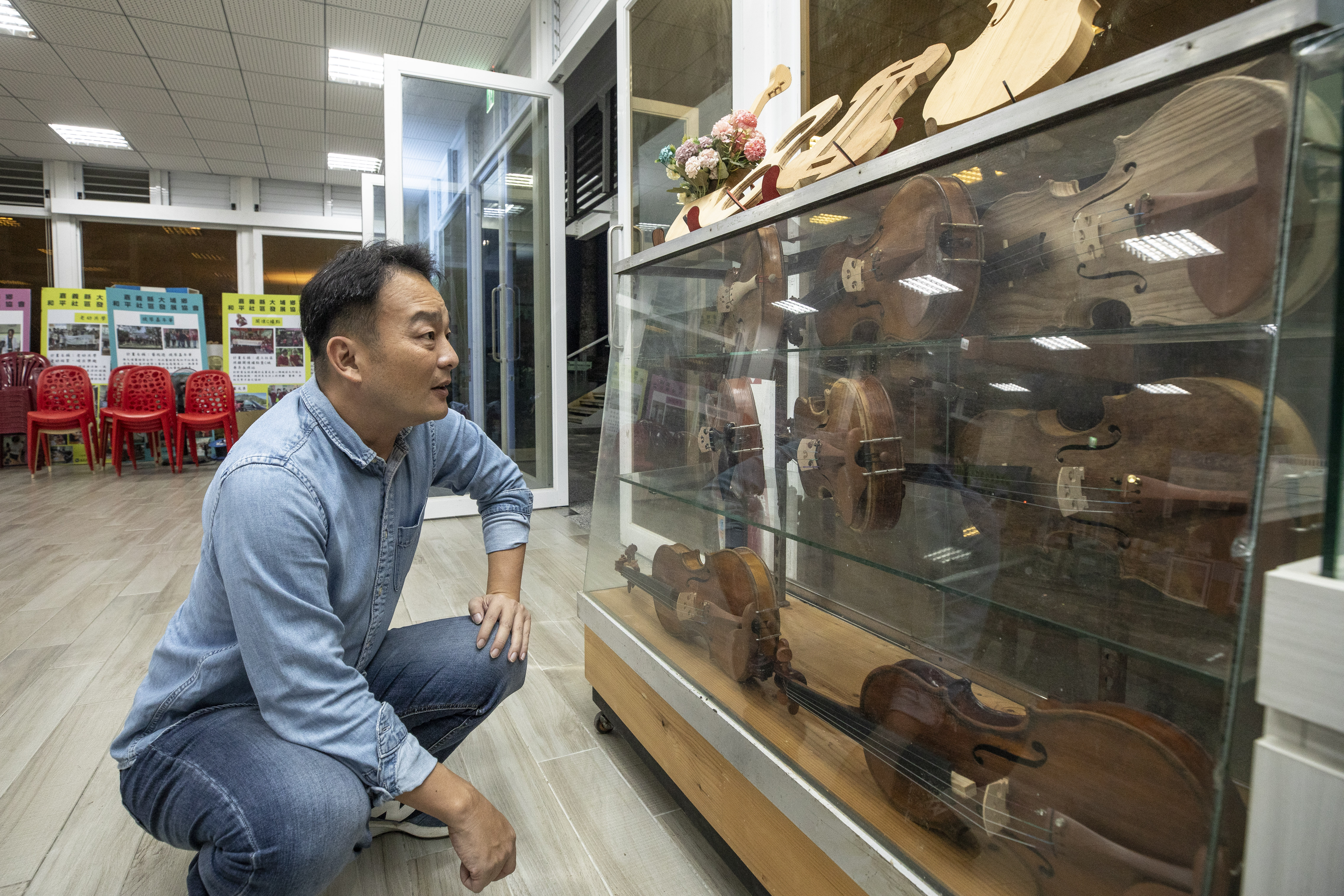 提琴村不收取習製琴費用，但協會規定學員製作的第一把琴必須留在提琴博物館收藏。