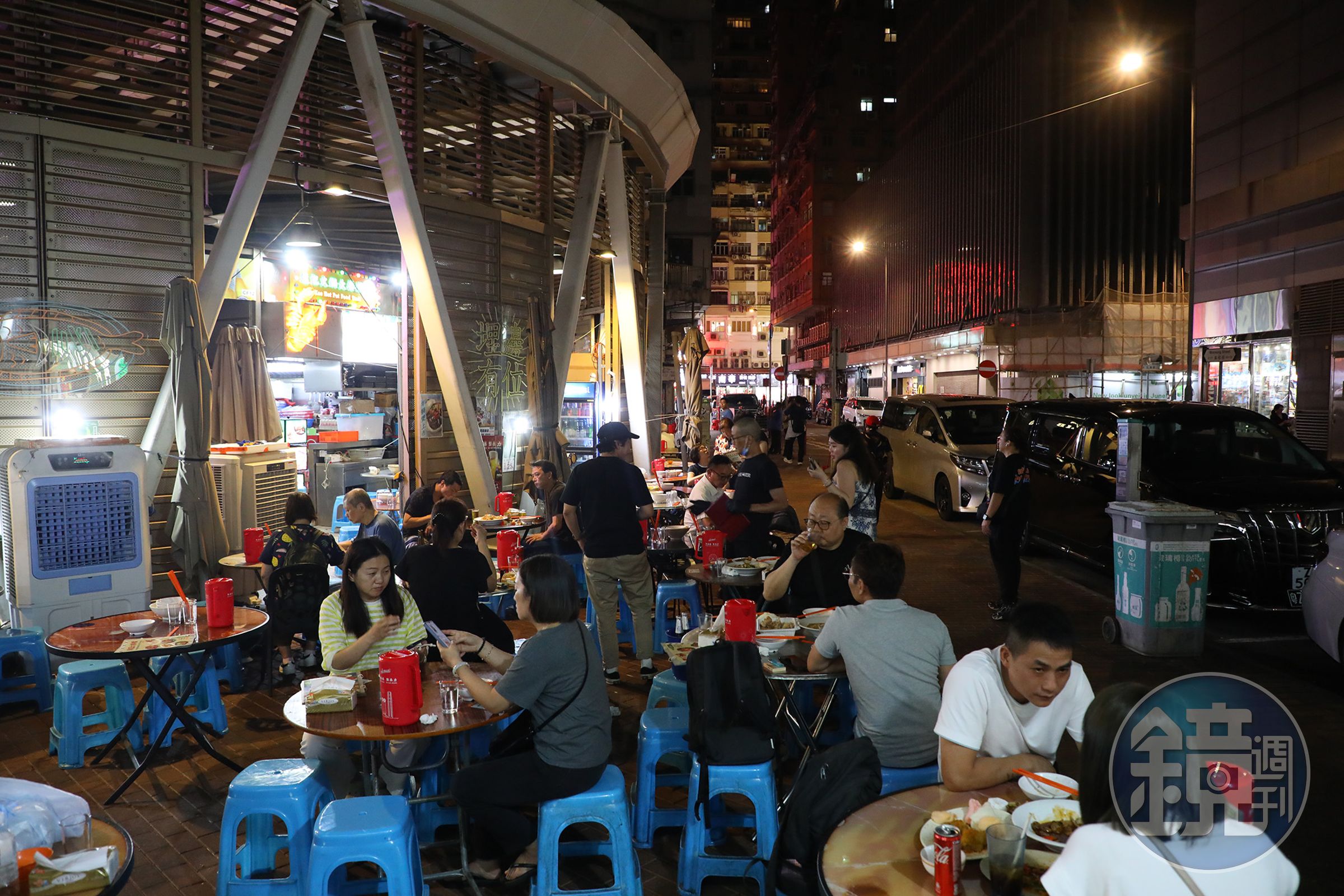 座落香港佐敦現代冬菇亭中,營業至凌晨兩點的「御希大排檔」,是夜貓族與想續攤朋友的最佳選擇,讓人能卸下疲憊,開懷暢飲。