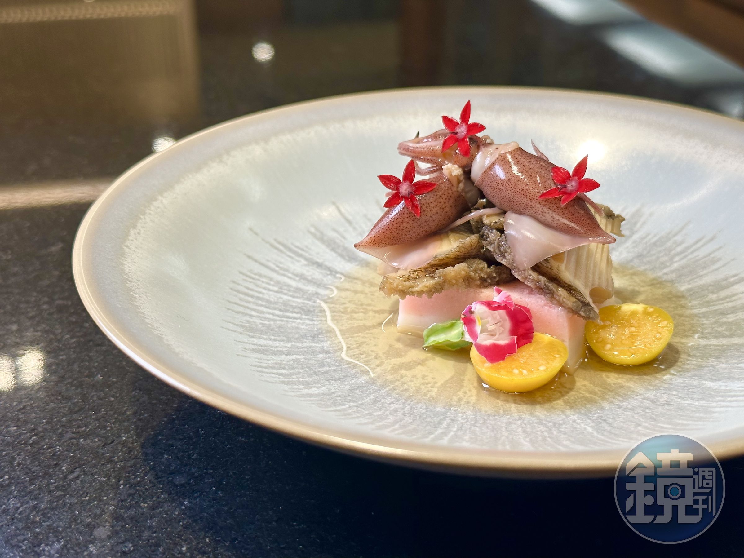 前菜「櫻花豆腐」吃得到昆布鹽漬的螢烏賊與磯煮鮑魚,搭配酸甜的燈籠果與自製豆腐,相當開胃。