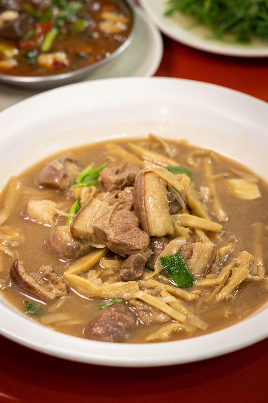 「悶筍燒肉」醬汁香濃,是害人多添白飯的兇手。(380元/份)