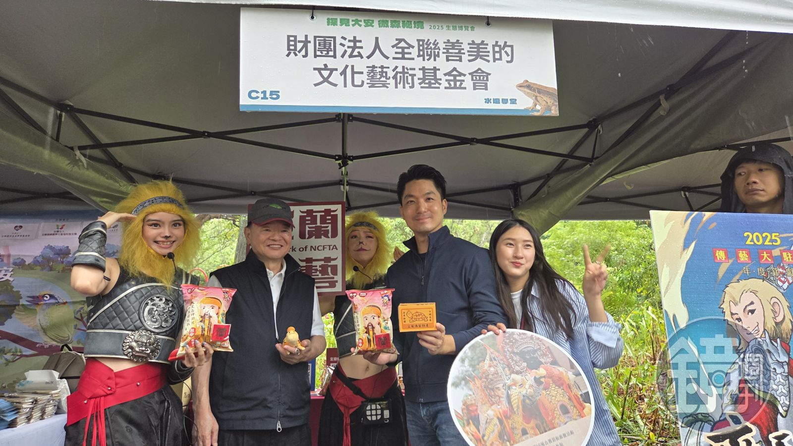 全聯實業董事長林敏雄(左二)與攤位熱情互動。