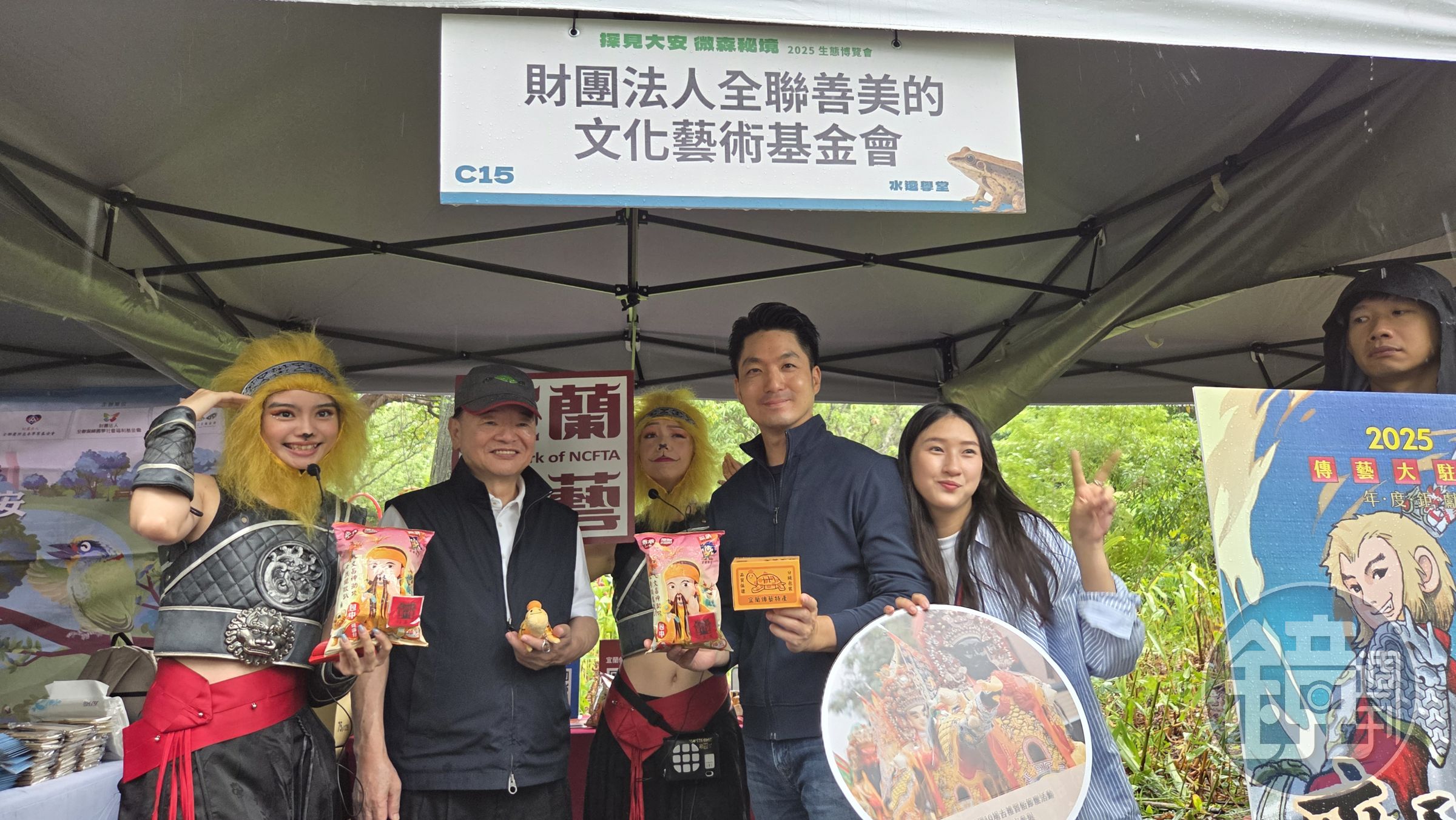 全聯實業董事長林敏雄(左二)與攤位熱情互動。