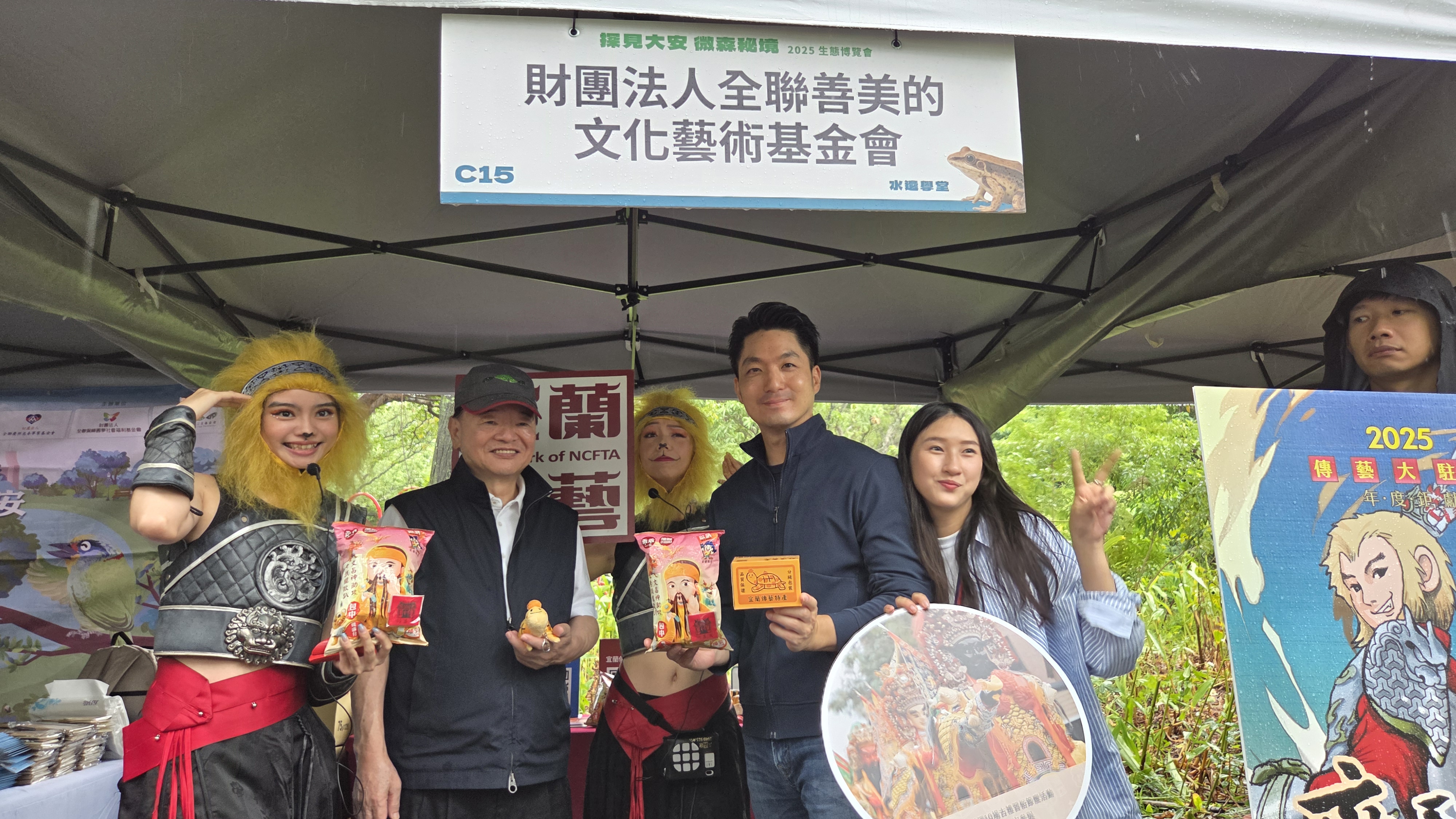 全聯實業董事長林敏雄(左二)與攤位熱情互動。