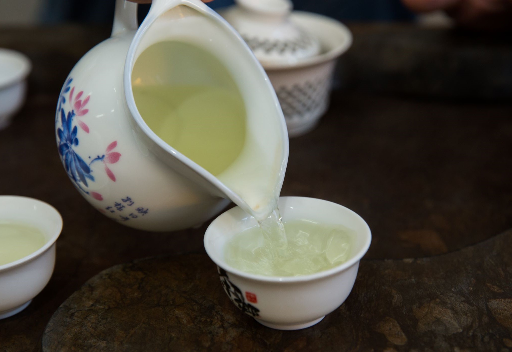 黃正忠曾幫人代製一批碧螺春比賽茶,原本茶料好,製成後一泡滋爽鮮香,頗具冠軍相,沒想到,卻因煮中藥時不慎摻入藥味而敗北。