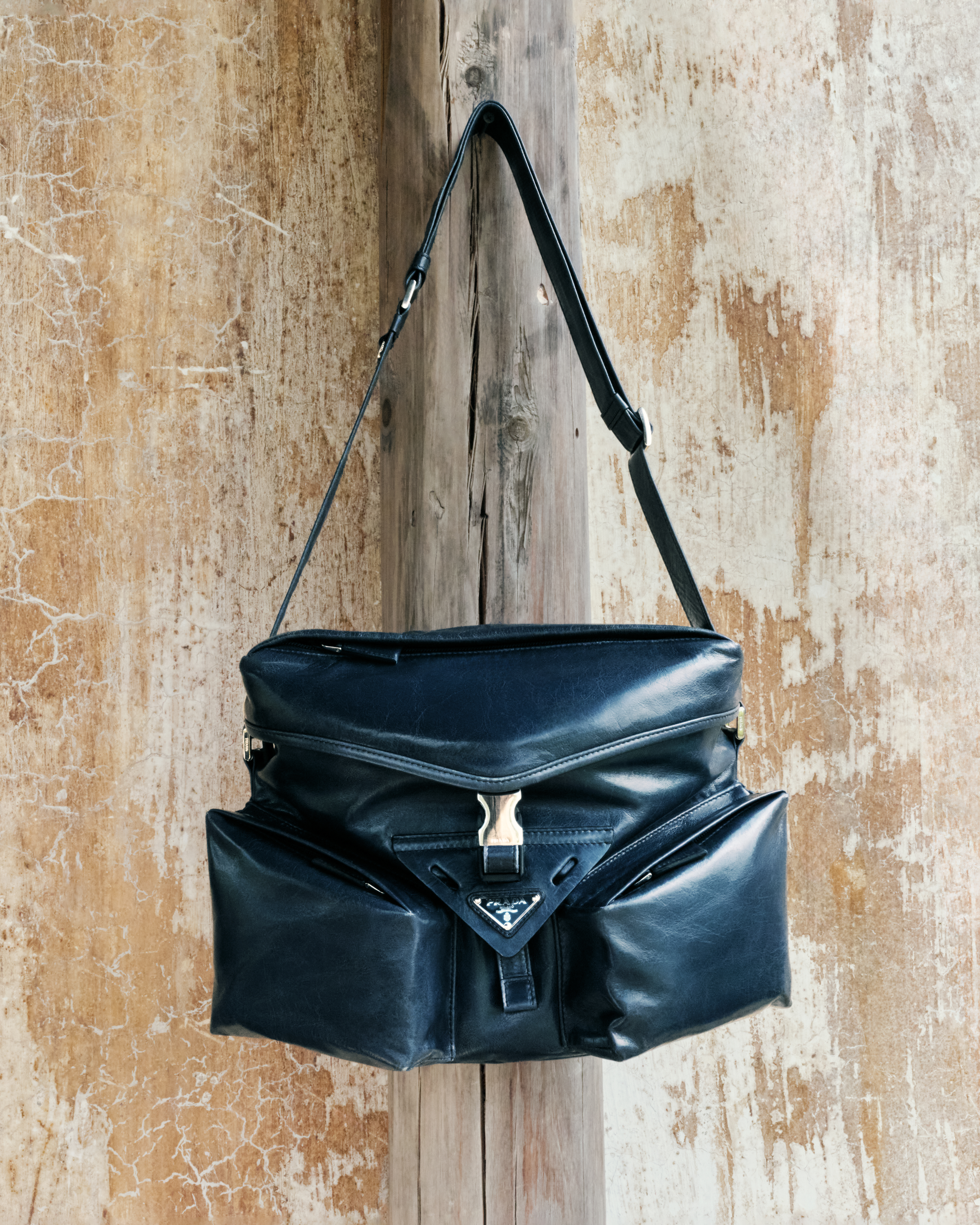 PRADA Soft Lux皮革肩背包。NT$105,000。(PRADA提供)
