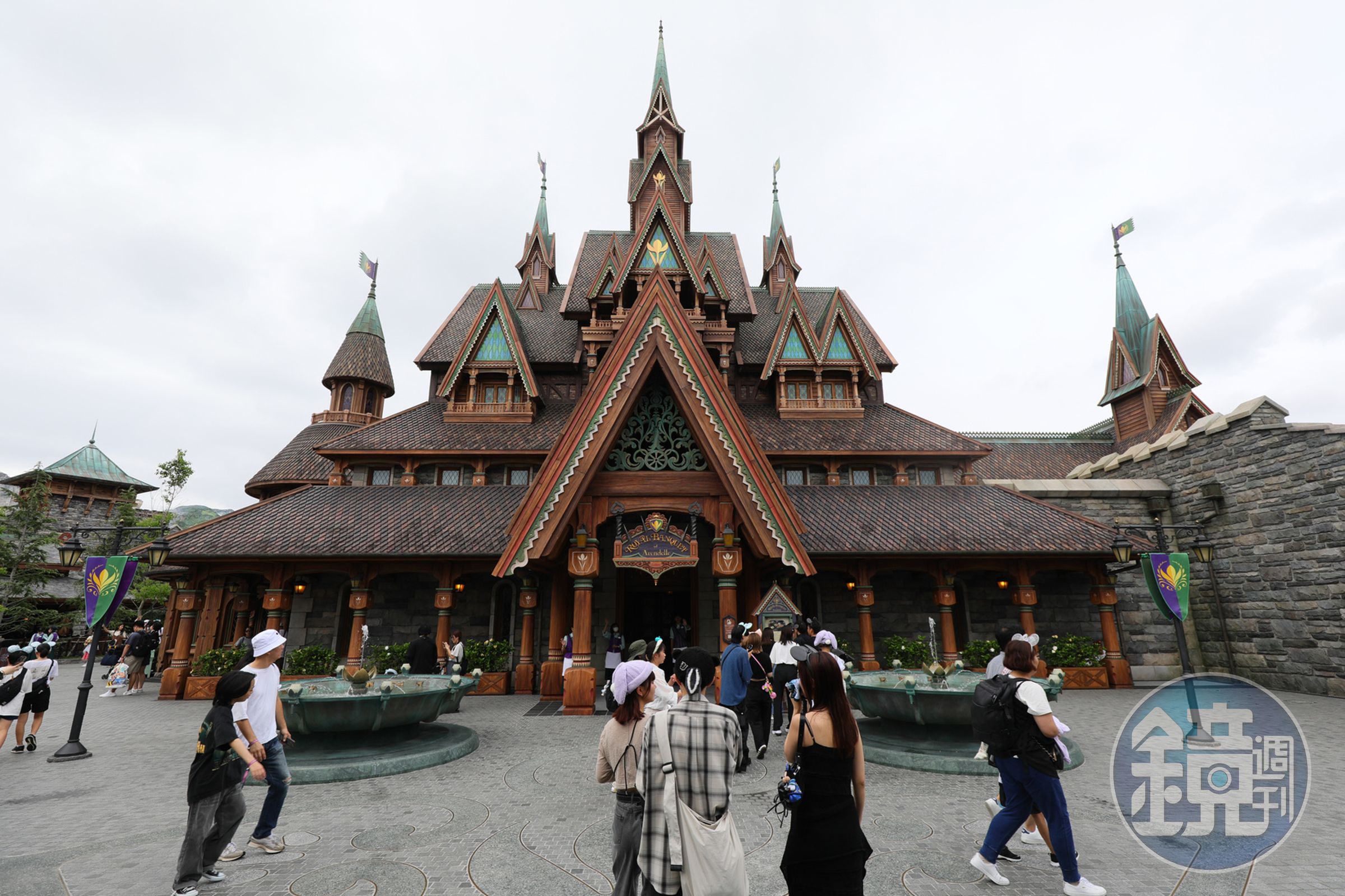「艾倫戴爾皇家宴會」餐廳的用餐區，原汁原味呈現電影畫面，並設置艾莎被加冕的王座，遊客可以自由坐上去拍照。