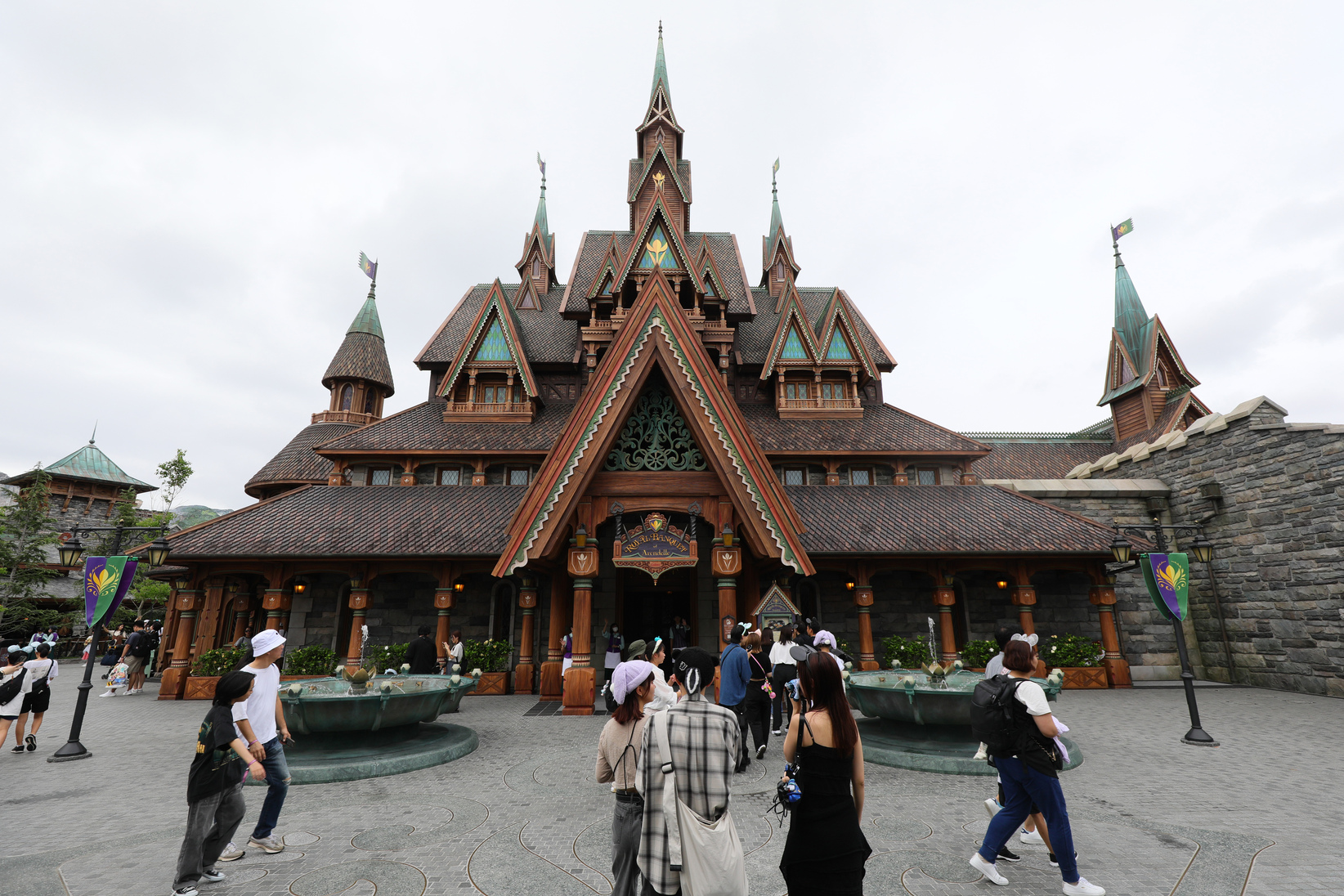 「艾倫戴爾皇家宴會」餐廳的用餐區,原汁原味呈現電影畫面,並設置艾莎被加冕的王座,遊客可以自由坐上去拍照。
