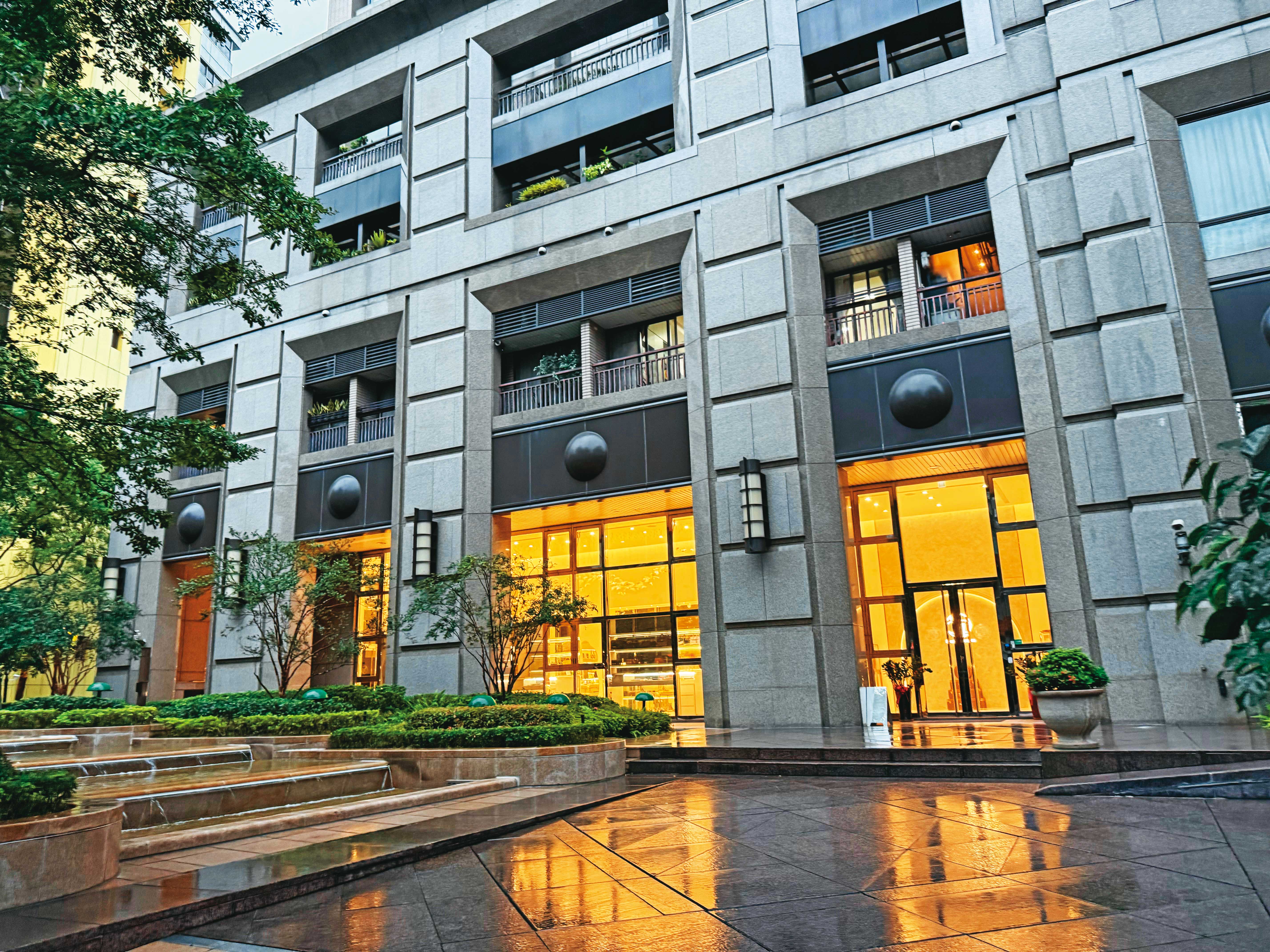 袁曼軒開的精品會館位於台北市信義區豪宅，外觀豪奢氣派。