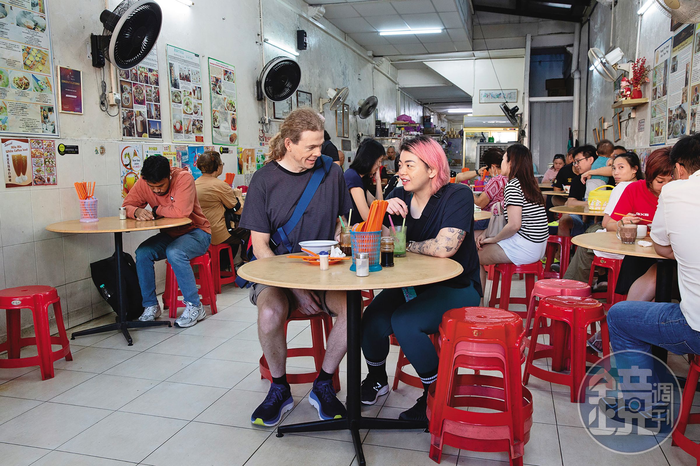 每天早晨都是「椰腳粿條湯」的熱門用餐時段,吸引世界各地旅客來朝聖。