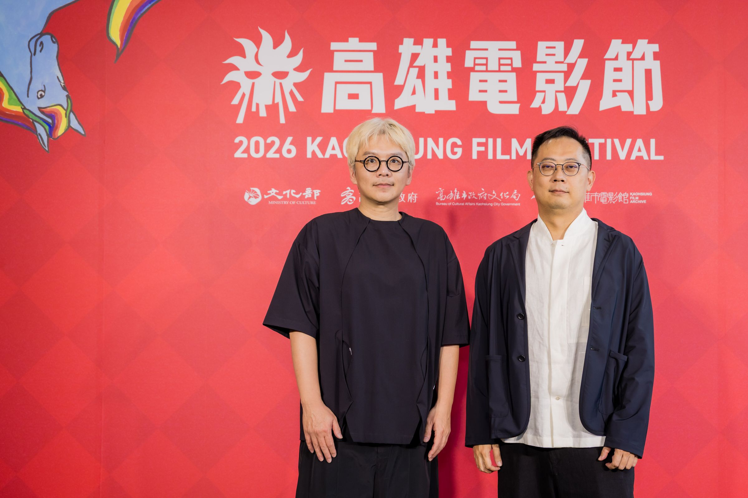 導演王宗欣(左)與曾忠嶽(右)亮相雄影,將蛋堡MV延伸為沉浸展覽空間,帶領觀眾穿梭平行宇宙。(高雄電影節提供)