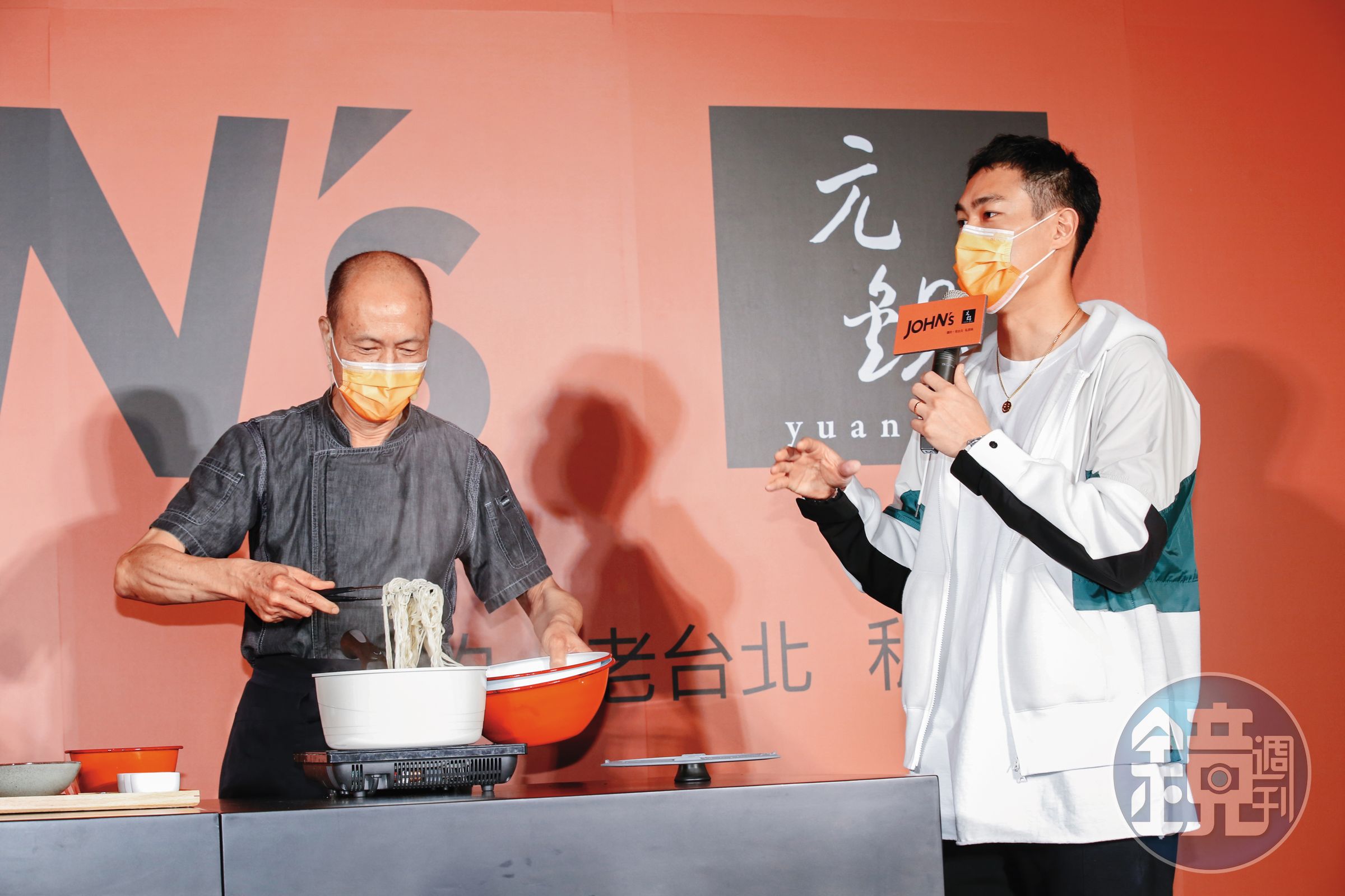 為了自家餐廳,楊祐寧(右)與爸爸(左)開發不少新點子,疫情期間還曾推出拌麵料理,頗受歡迎。