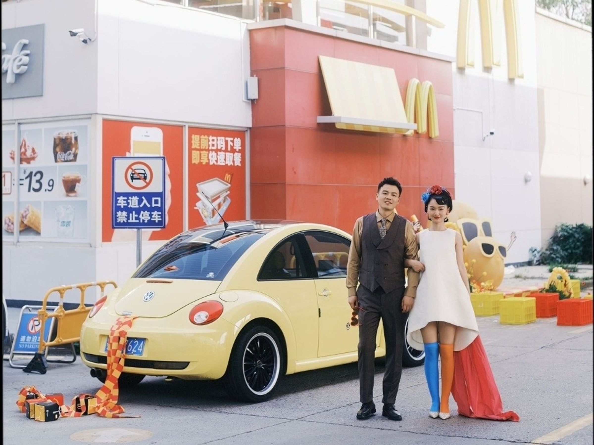 武漢一對新人在麥當勞辦婚禮,復古造型搭配超省花費引起中國網友熱議。(翻攝自騰訊網)