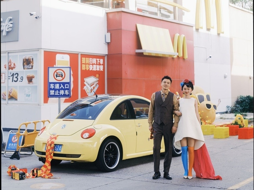 武漢一對新人在麥當勞辦婚禮，復古造型搭配超省花費引起中國網友熱議。（翻攝自騰訊網）