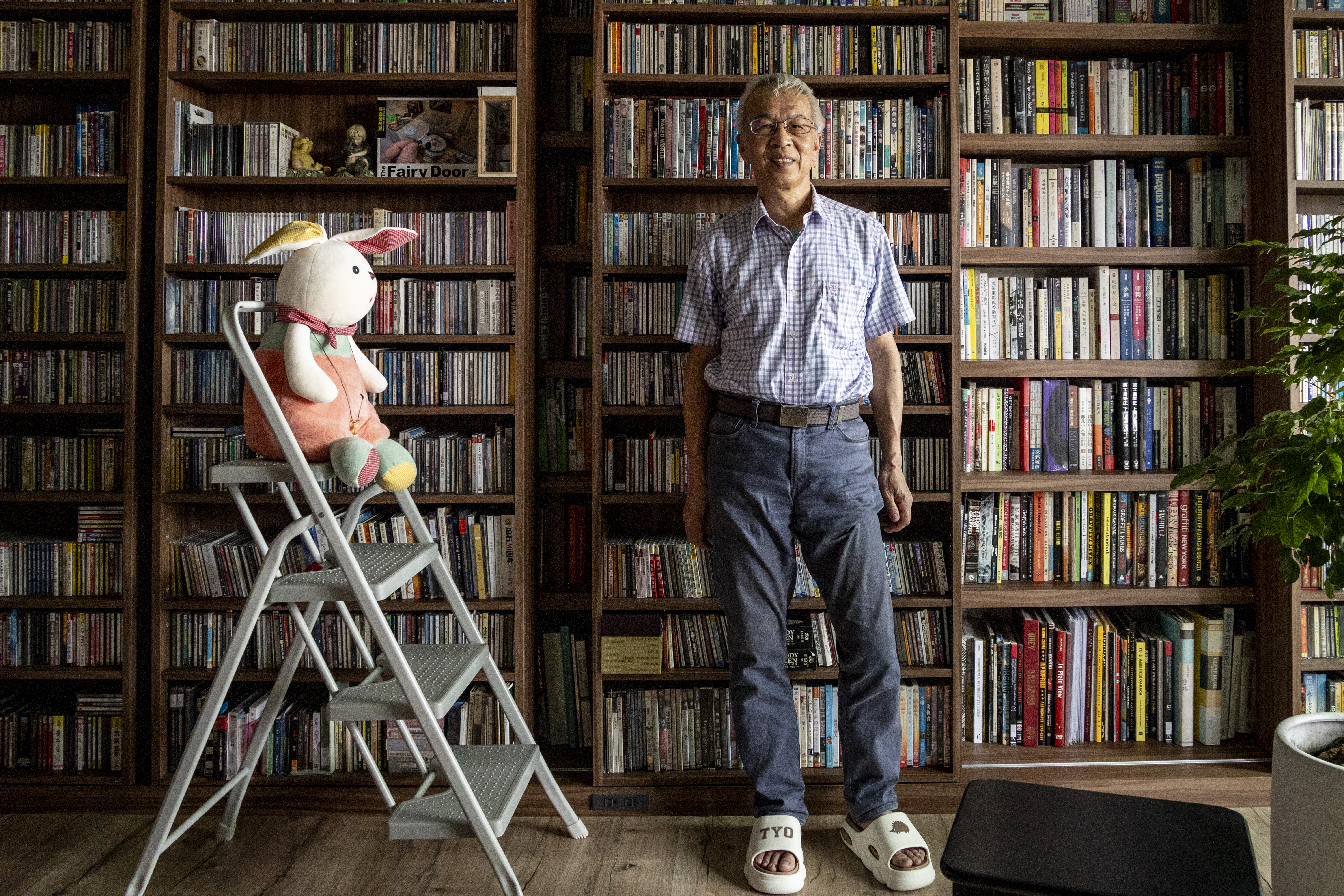 畢恆達家裡有一整牆的雙層櫃擺滿書跟光碟收藏，臥室、餐廳都有暗櫃，悉心收納他小時候的獎狀、信件、日記，甚至有5歲時的畫。東西極多，但整齊乾淨。