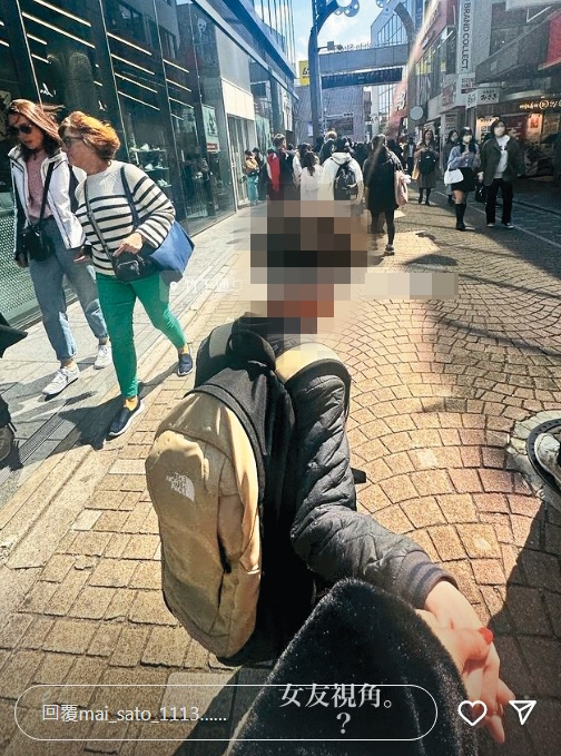 麻衣跟兒子在原宿逛街，兒子撒嬌牽著她的手，讓她開玩笑地寫下「女友視角？」（翻攝自麻衣IG）
