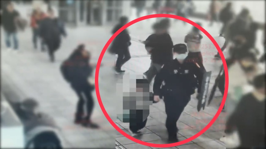 4歲男童獨自從圓山站搭捷運走失，熱心民眾發現通報警方，捷運女警在民權西路站安撫男童，並牽著男童順利找阿公。（翻攝畫面）