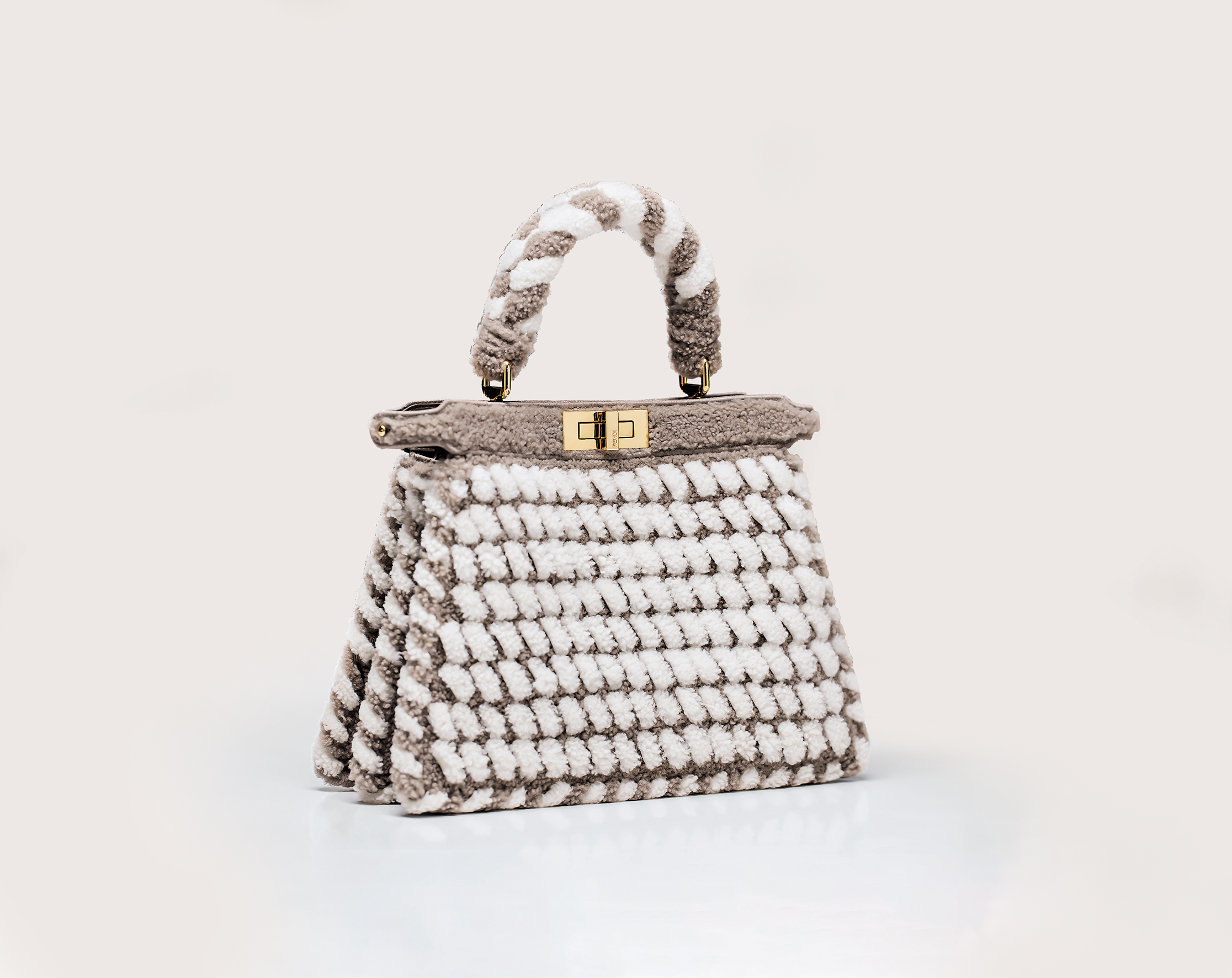 FENDI Peekaboo翻羊毛材質手工編織包款限定系列,展現工匠技藝。(FENDI提供)