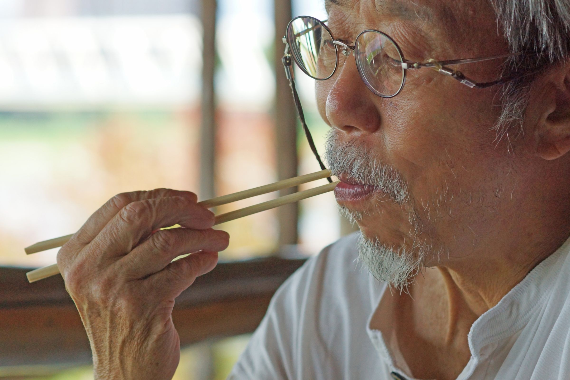 吃播結合視覺與聽覺刺激，例如咀嚼聲與進食畫面，可助長者喚起食慾並營造陪伴感。（翻攝自photoAC）