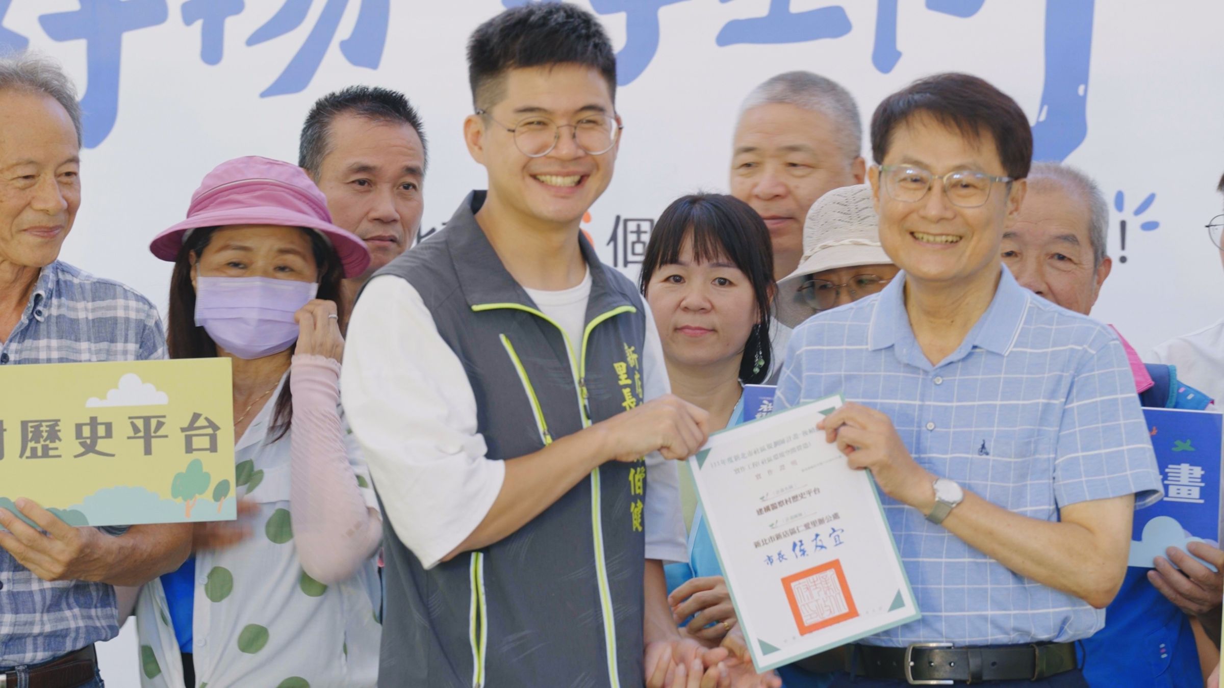這次舉辦「112年度新北市社區規劃師成果發表會」的場地即是位在新北市新店區仁愛里規劃改善的綠地公園，里長蔡伯建也親自上台領取社規師的證書。