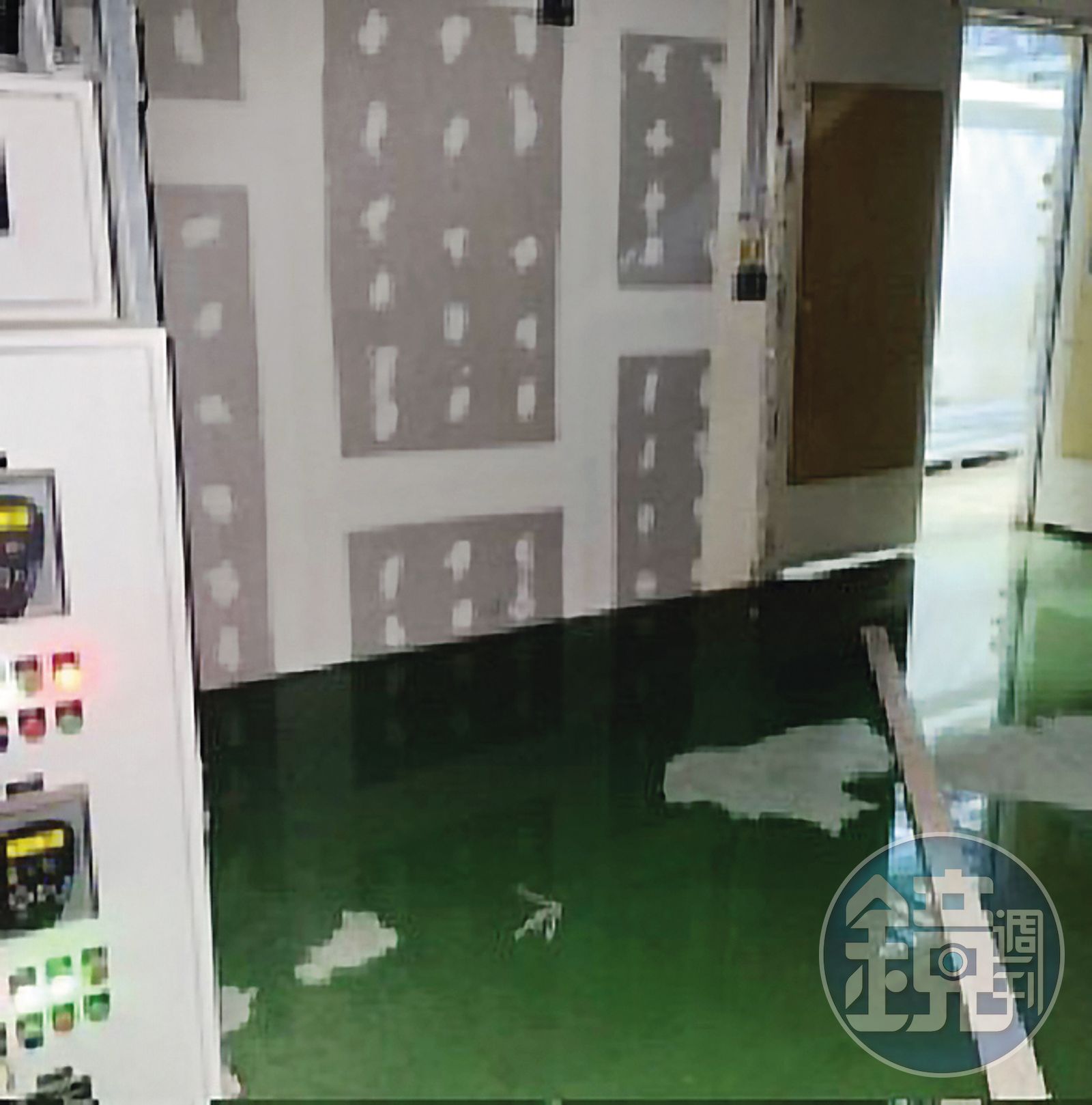 站體積水 連日豪雨，桃捷綠線部分站體出現積水，儀控螢幕也因此受潮。（讀者提供）