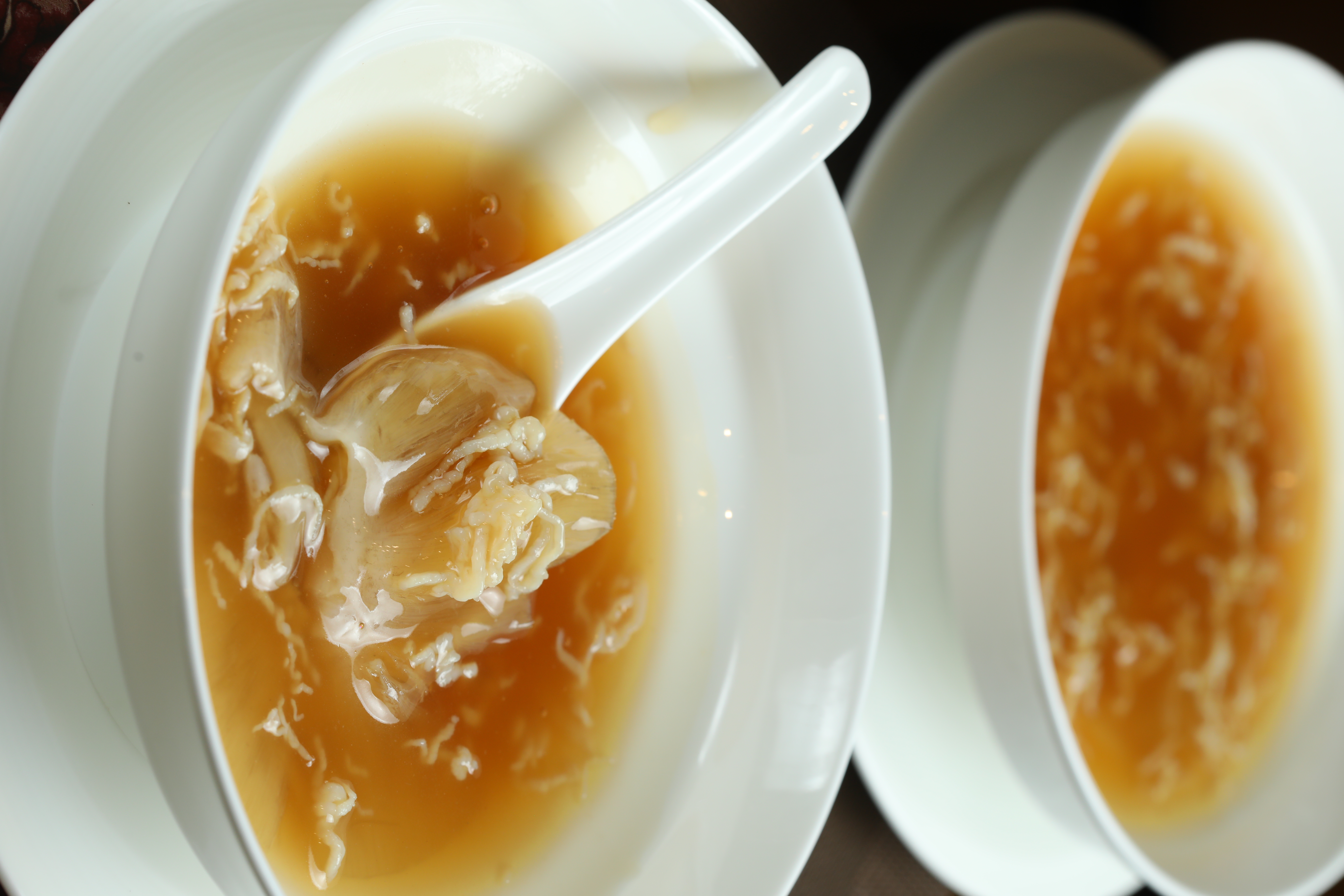 「紅燒絲香排翅」的品味重點不在翅，而在於「絲」。（8,880元三華盛宴套餐菜色）