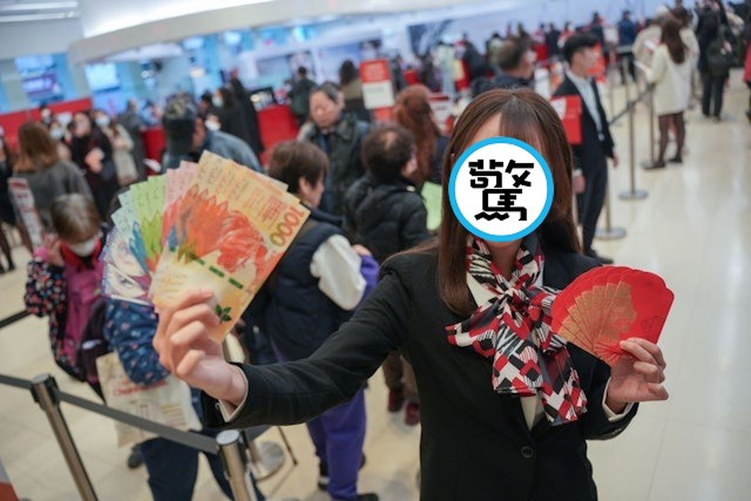 新聞台取景意外拍到「銀行正妹」,她瞬間爆紅讓網友戀愛了!(翻自《香港01》)