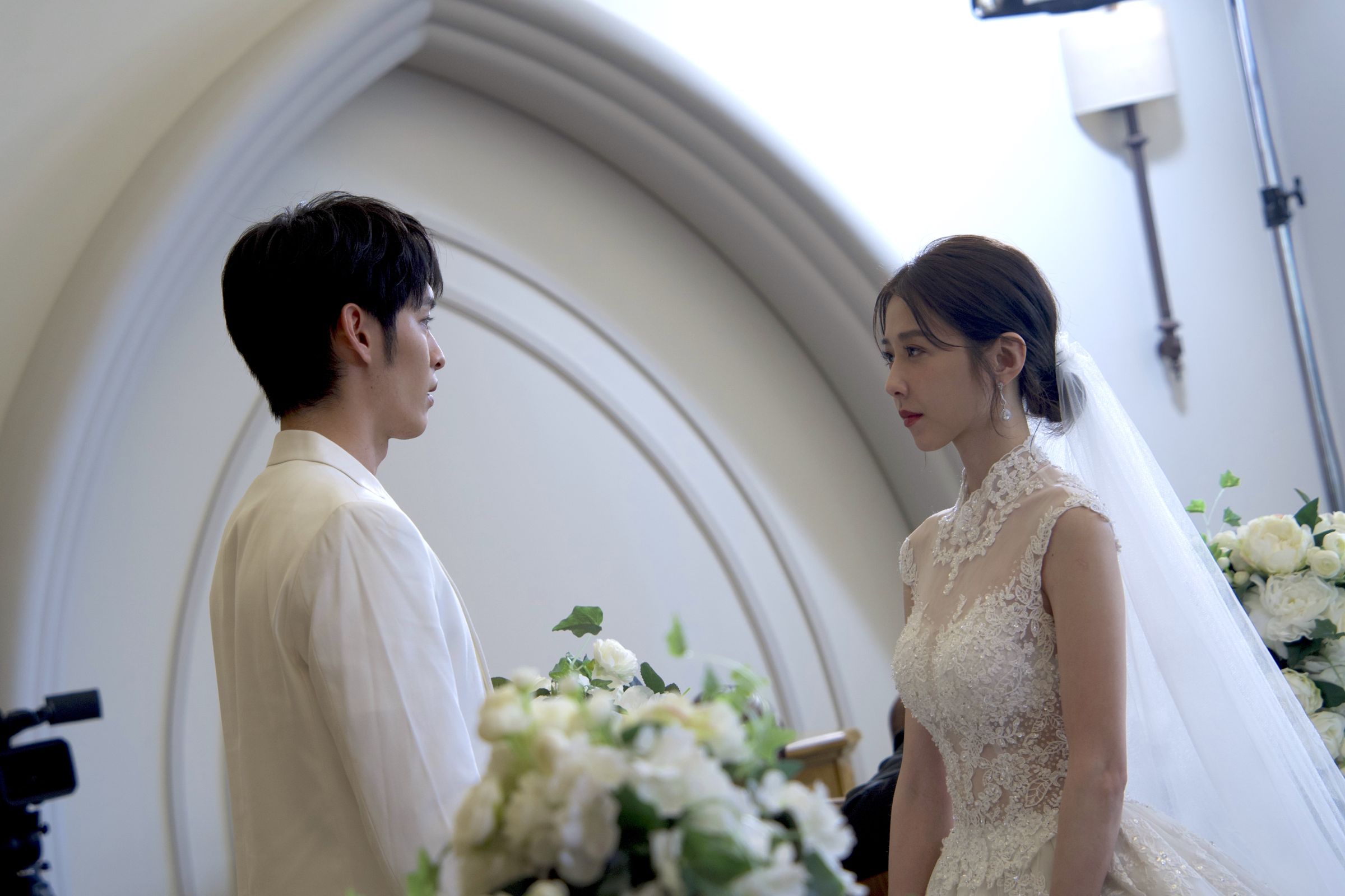 邵雨薇（右）在《火星上的維納斯》為讓男性解結婚生子過程，披白紗與曹佑寧（左）結婚。（CJ ENM HK提供）