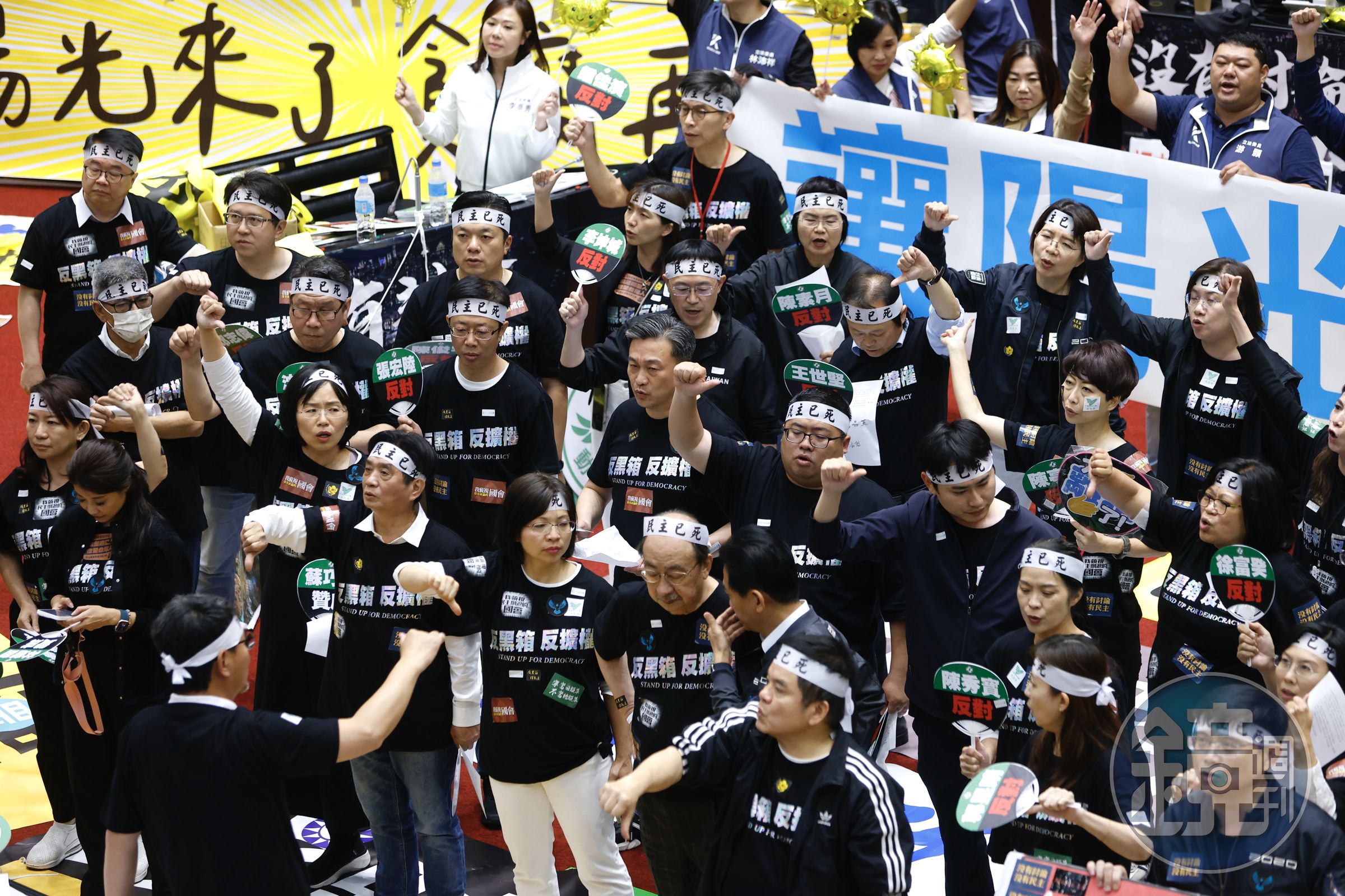 立法院昨三讀通過「立法院職權行使法修正案」,民進黨團表達抗議。