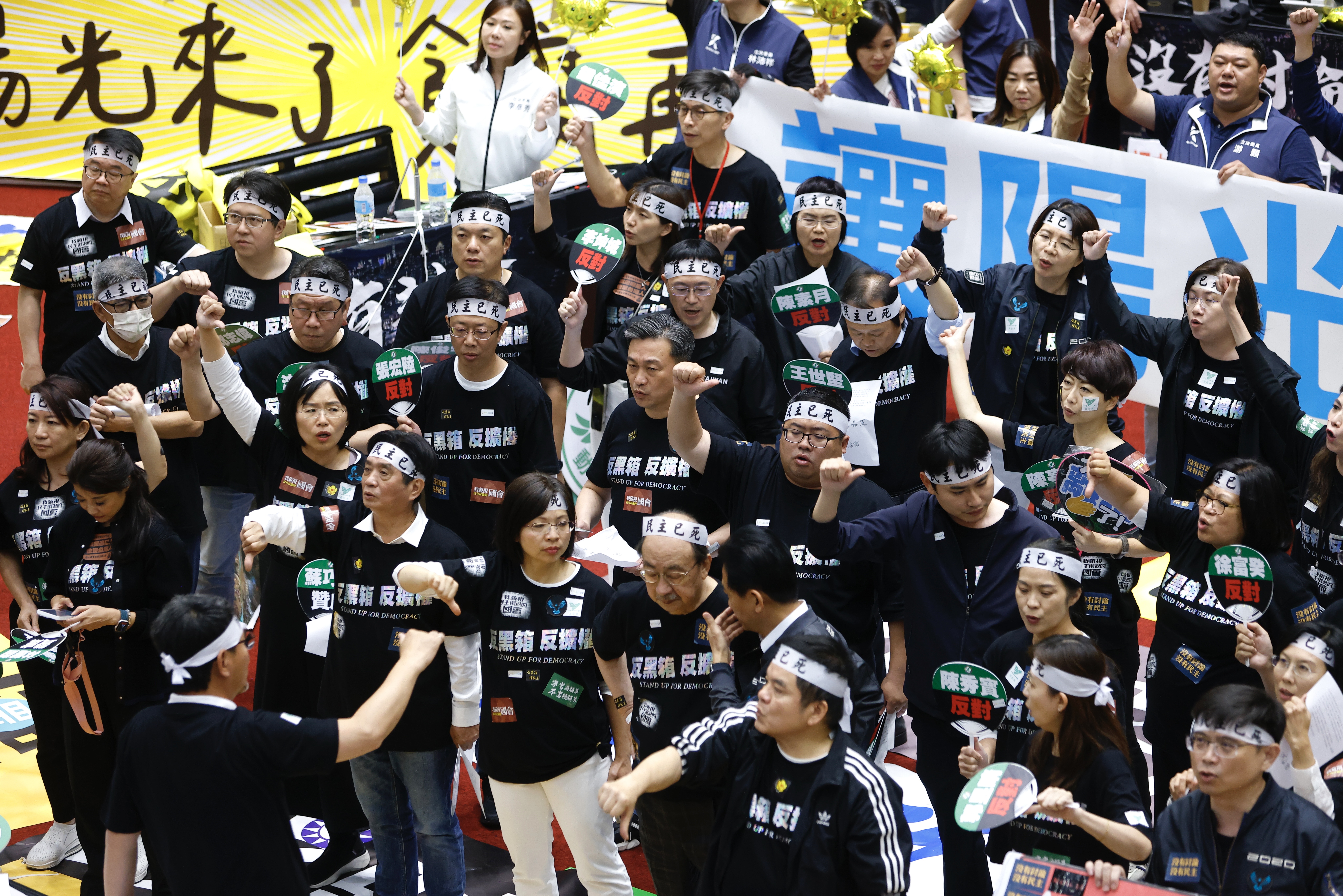 立法院昨三讀通過「立法院職權行使法修正案」，民進黨團表達抗議。