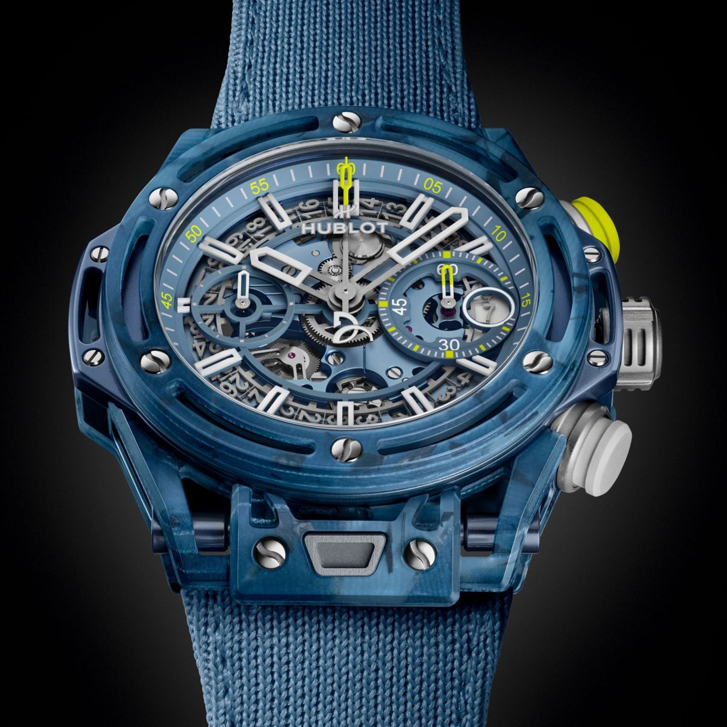 Hublot Big Bang Unico Novak Djokovic 腕錶，錶徑42毫米，厚度14.5毫米，呈現獨特質感的霧面藍色碳纖維錶殼與錶圈，以回收複合材料所製成。