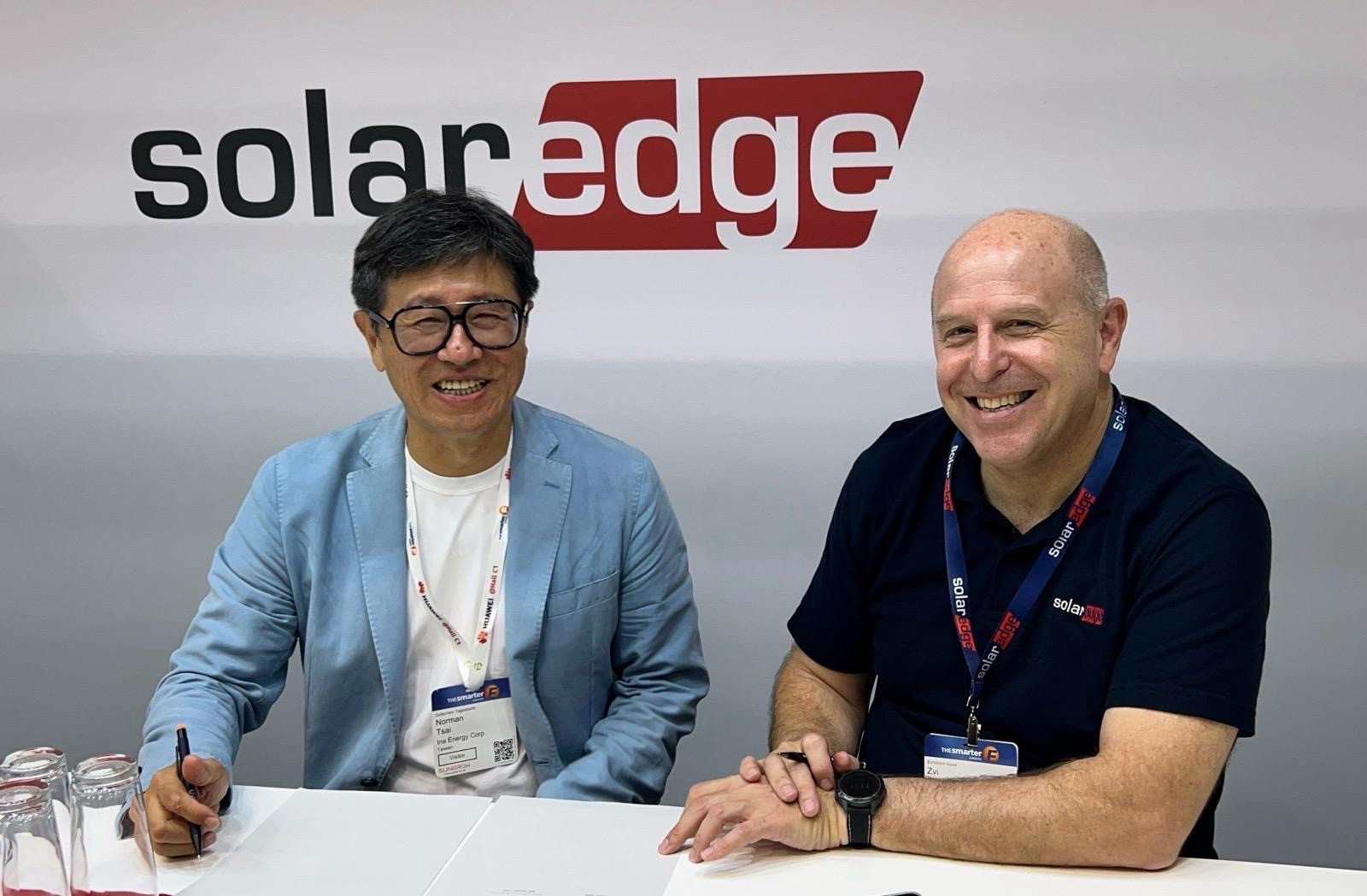 寶晶能源董事長蔡佳晋(左) 與SolarEdge公司執行長 Zvi Lando簽署合作備忘錄，雙方將攜手拓展台灣家用及商用儲能系統(Energy Storage) 領域，並持續推動太陽光電的發展。（寶晶能源提供）