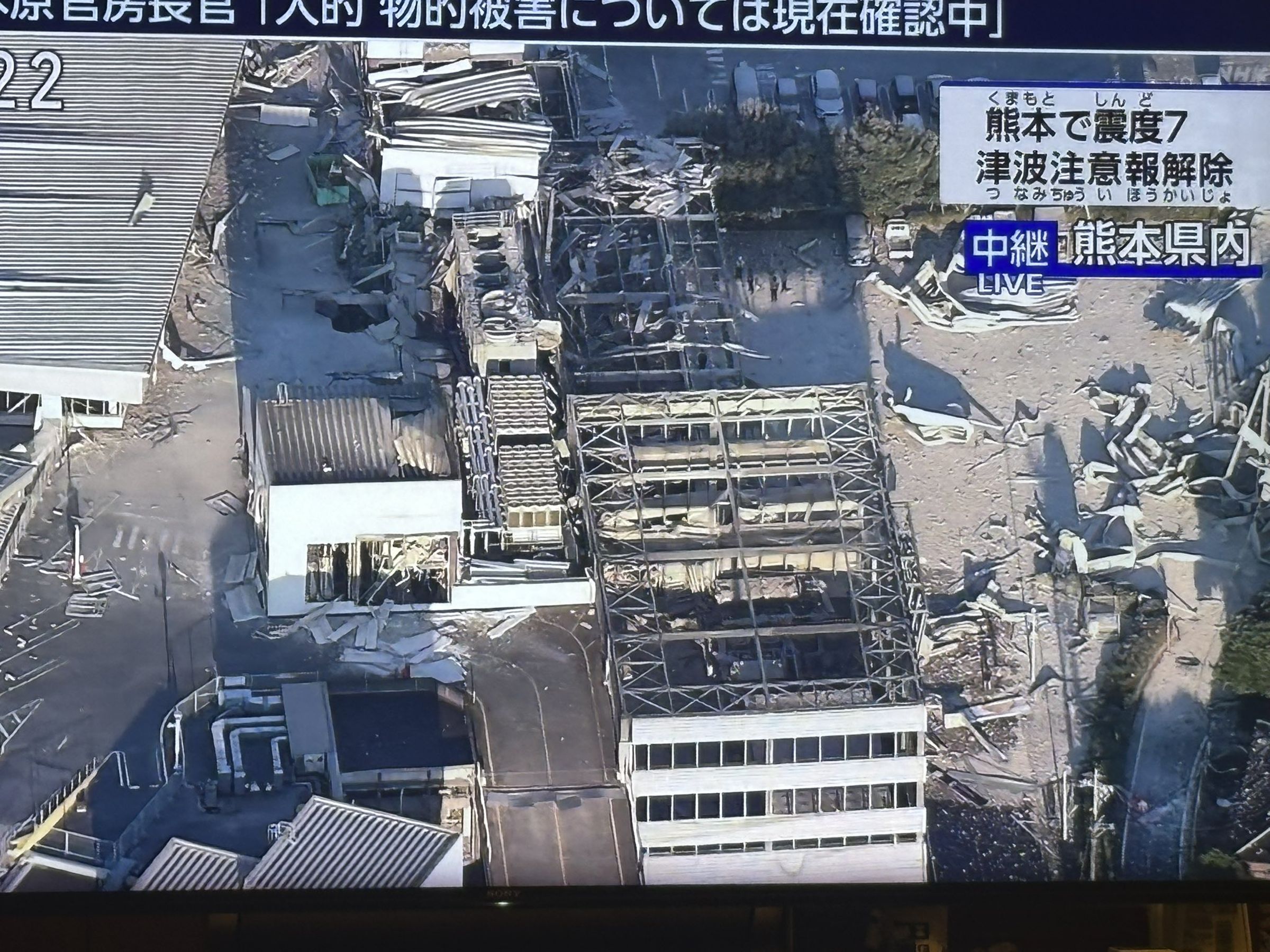 「熊本永旺夢樂城」在震後傳出爆炸聲響並冒出大量白煙。（翻攝自NHK）