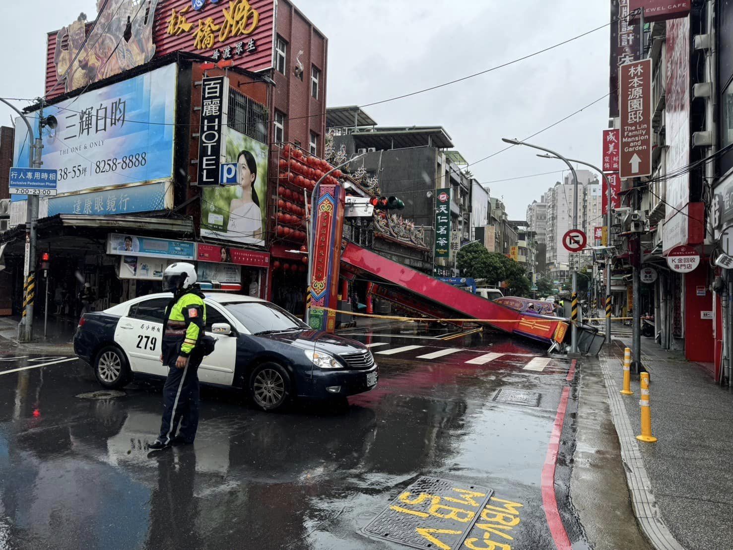廟前搭建的牌樓今天遭強風吹垮倒塌，所幸並無人員傷亡。（翻攝自新北交通族臉書）