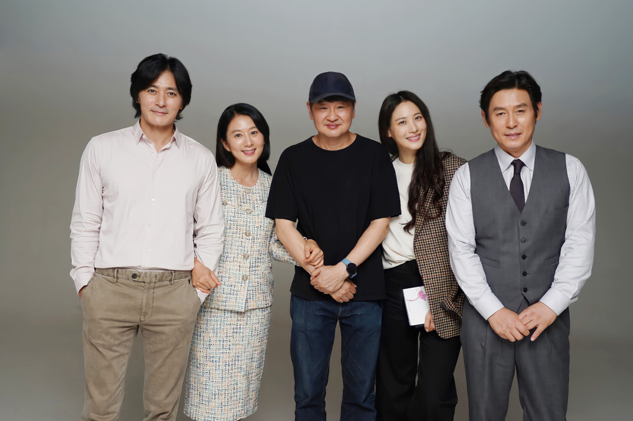 許秦豪導演（中）構思新片《非普通家族》時找來曾合作過的張東健（左）與金喜愛（左二）譜姊弟戀，薛景求（右）則飾演唯利是圖的律師，與與自己年紀差距大的秀賢再婚。（翻攝自LOTTE娛樂）