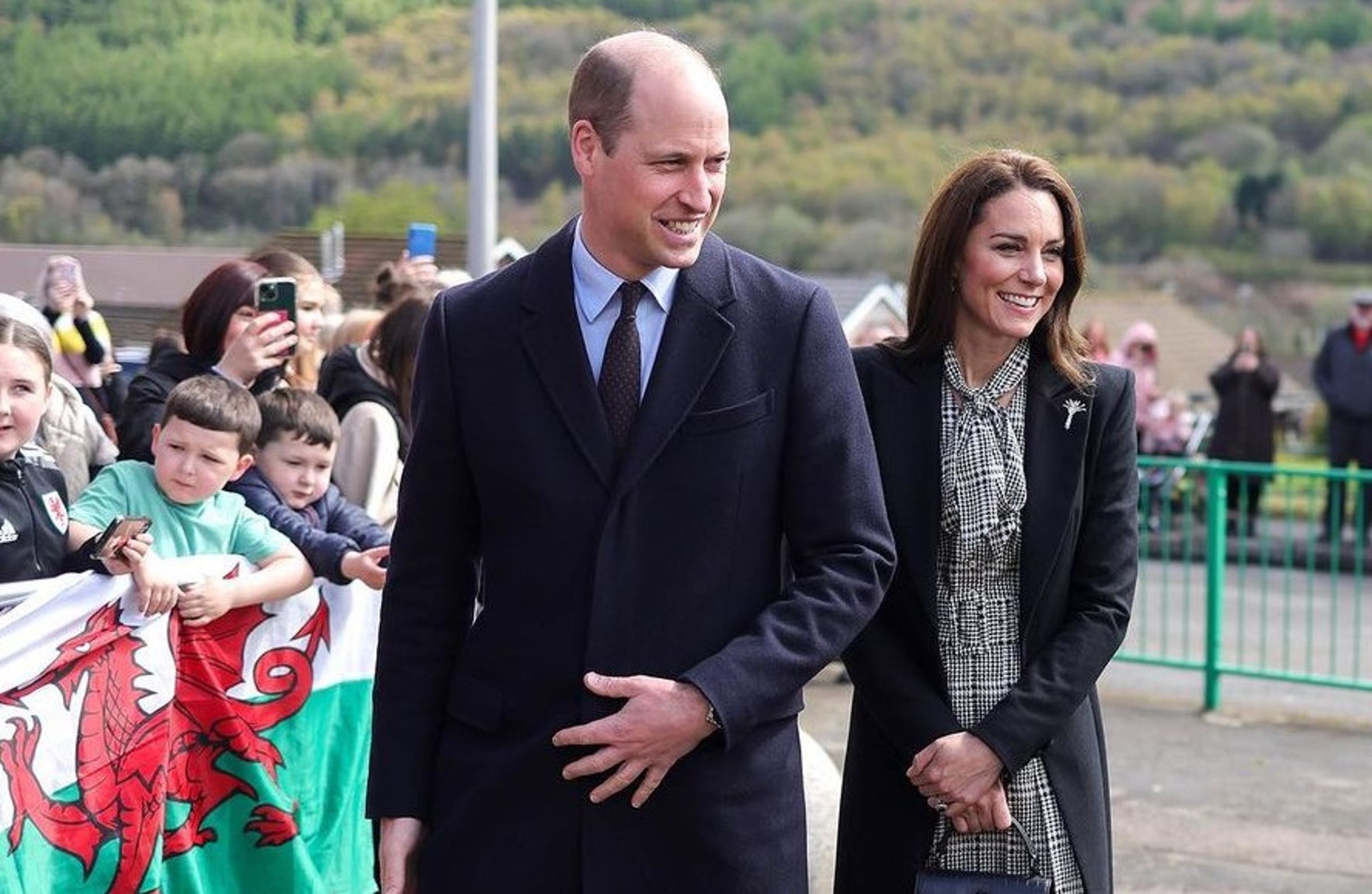 威廉王子與凱特王妃去年4月28日出訪威爾斯。(翻攝princeandprincessofwales IG)