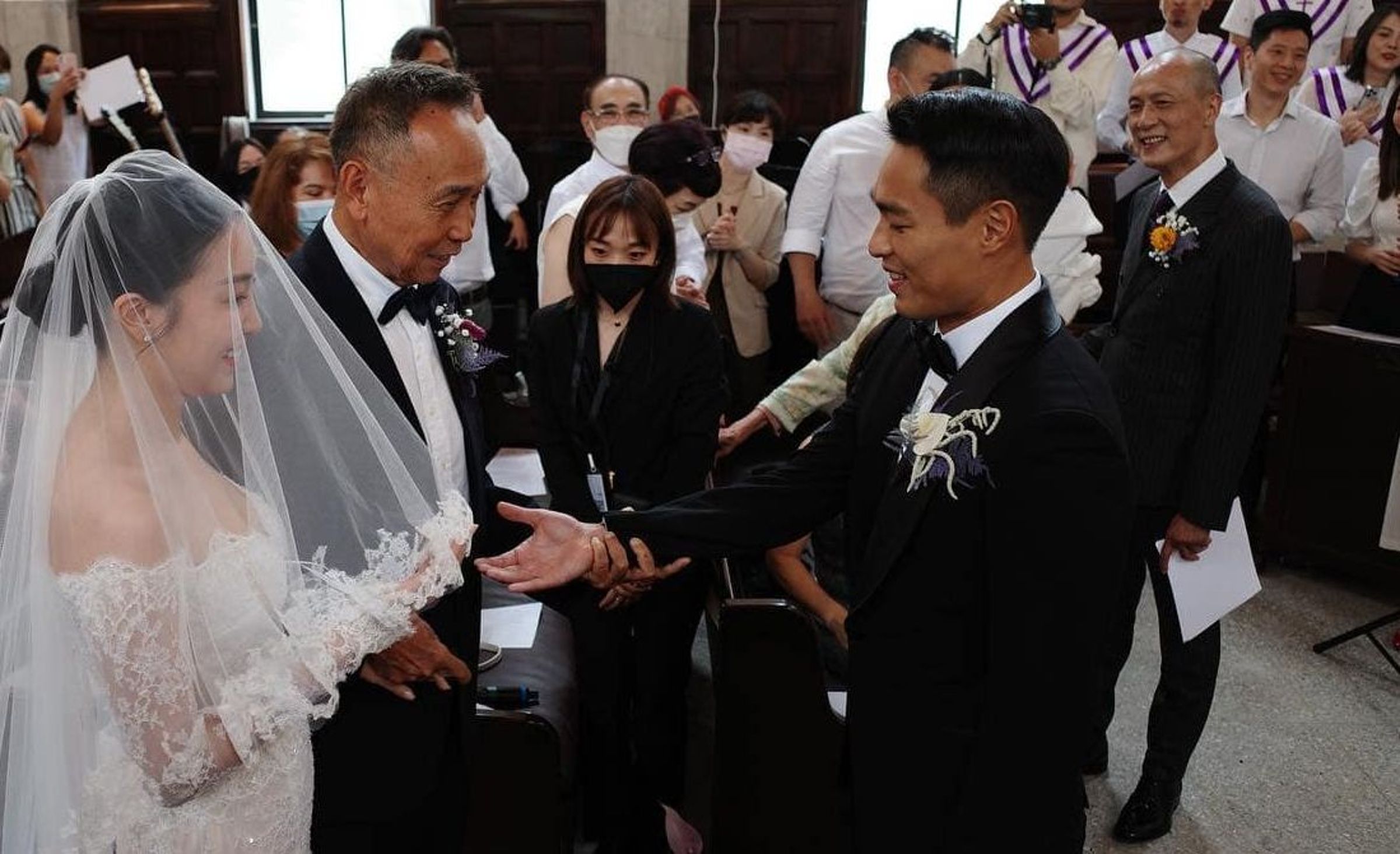 楊祐寧結婚時爸爸（右一）在身旁一臉開心模樣。（翻攝自臉書）